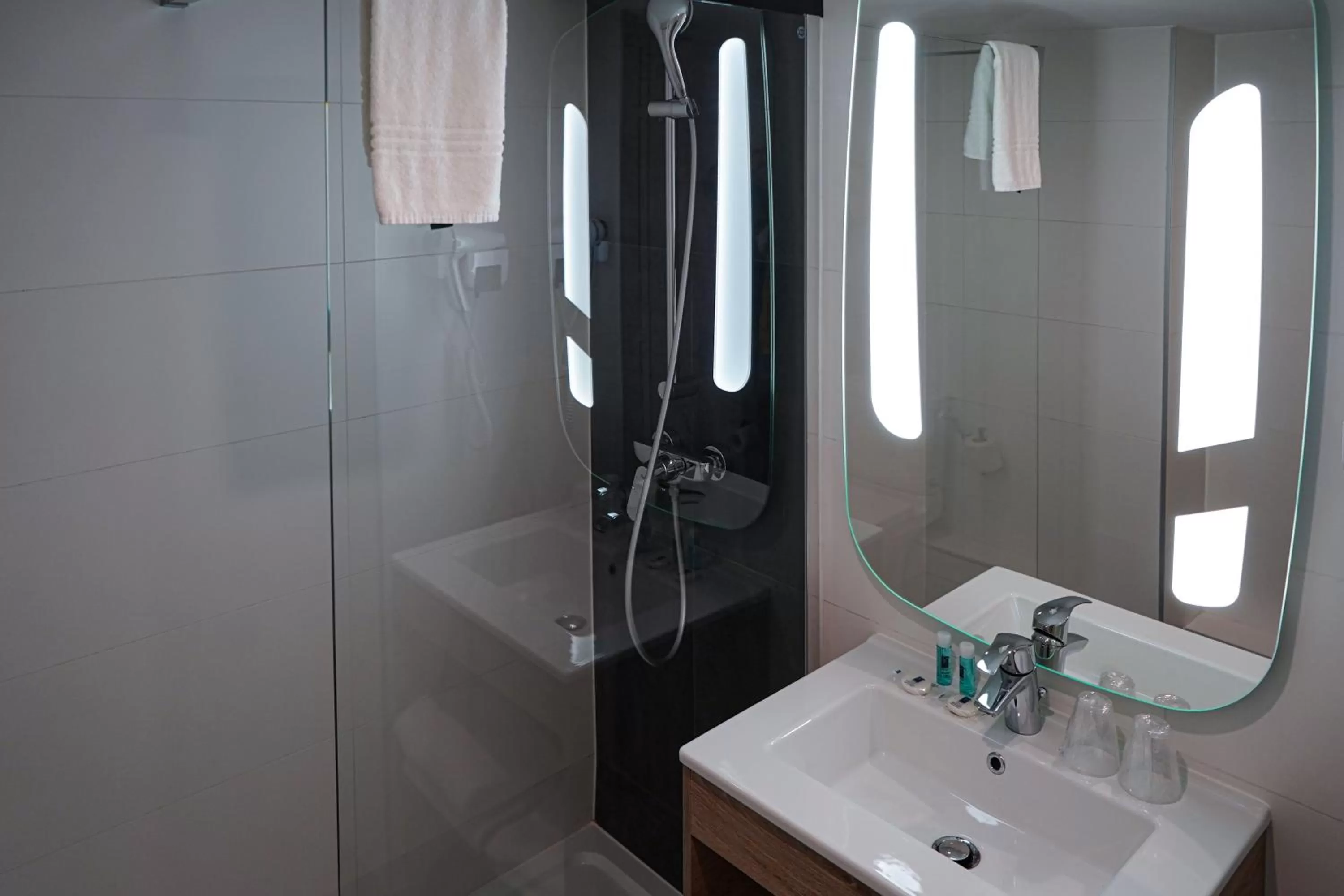 Bathroom in ibis Styles Marseille Centre Prado Place Castellane