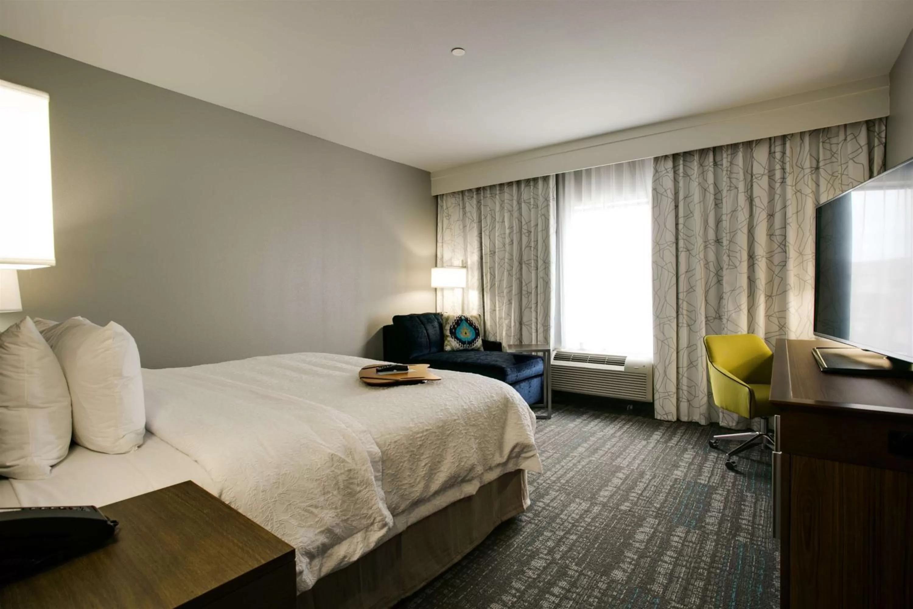 Bed in Hampton Inn & Suites Dallas/Ft. Worth Airport South
