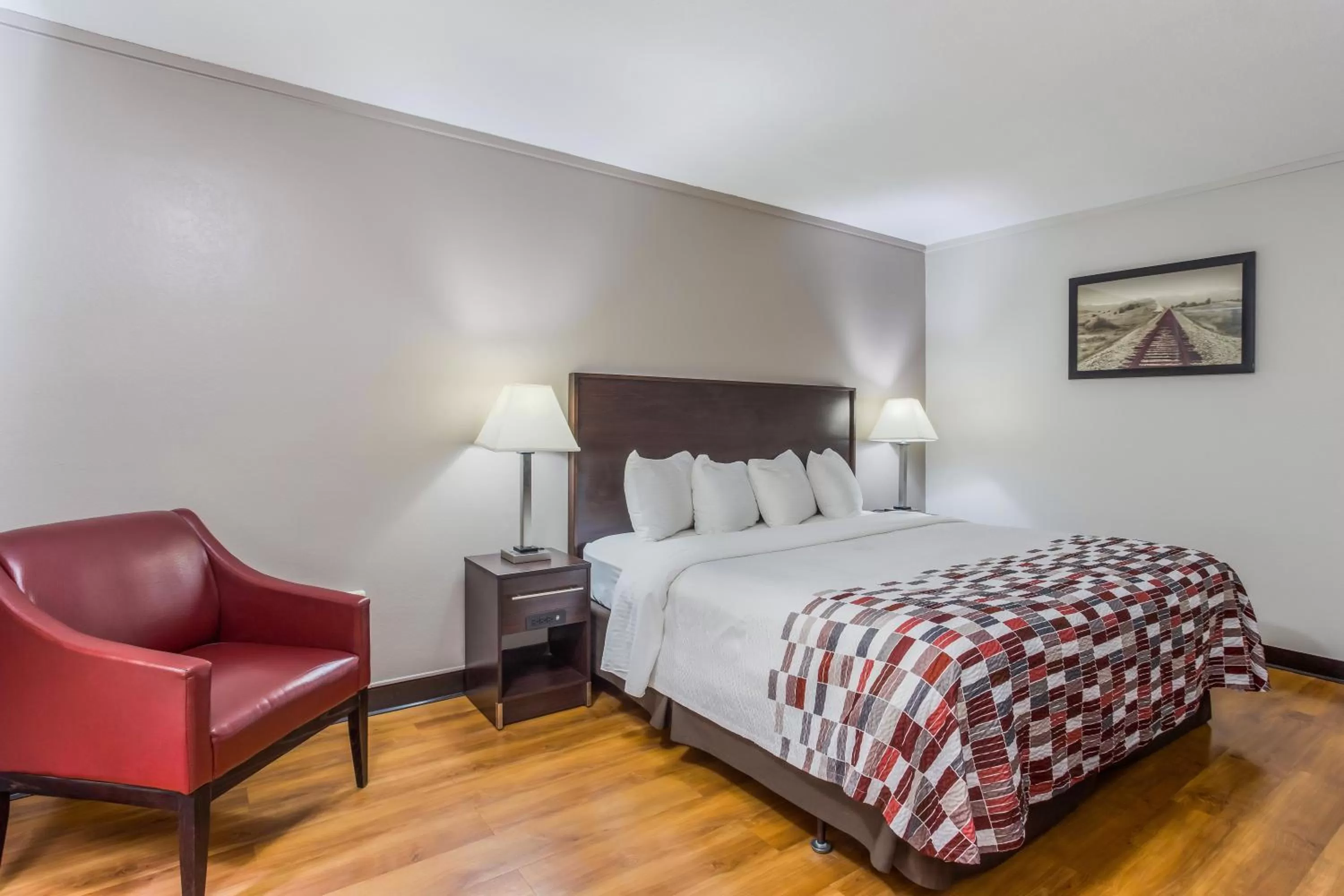 Photo of the whole room, Bed in Red Roof Inn Meridian