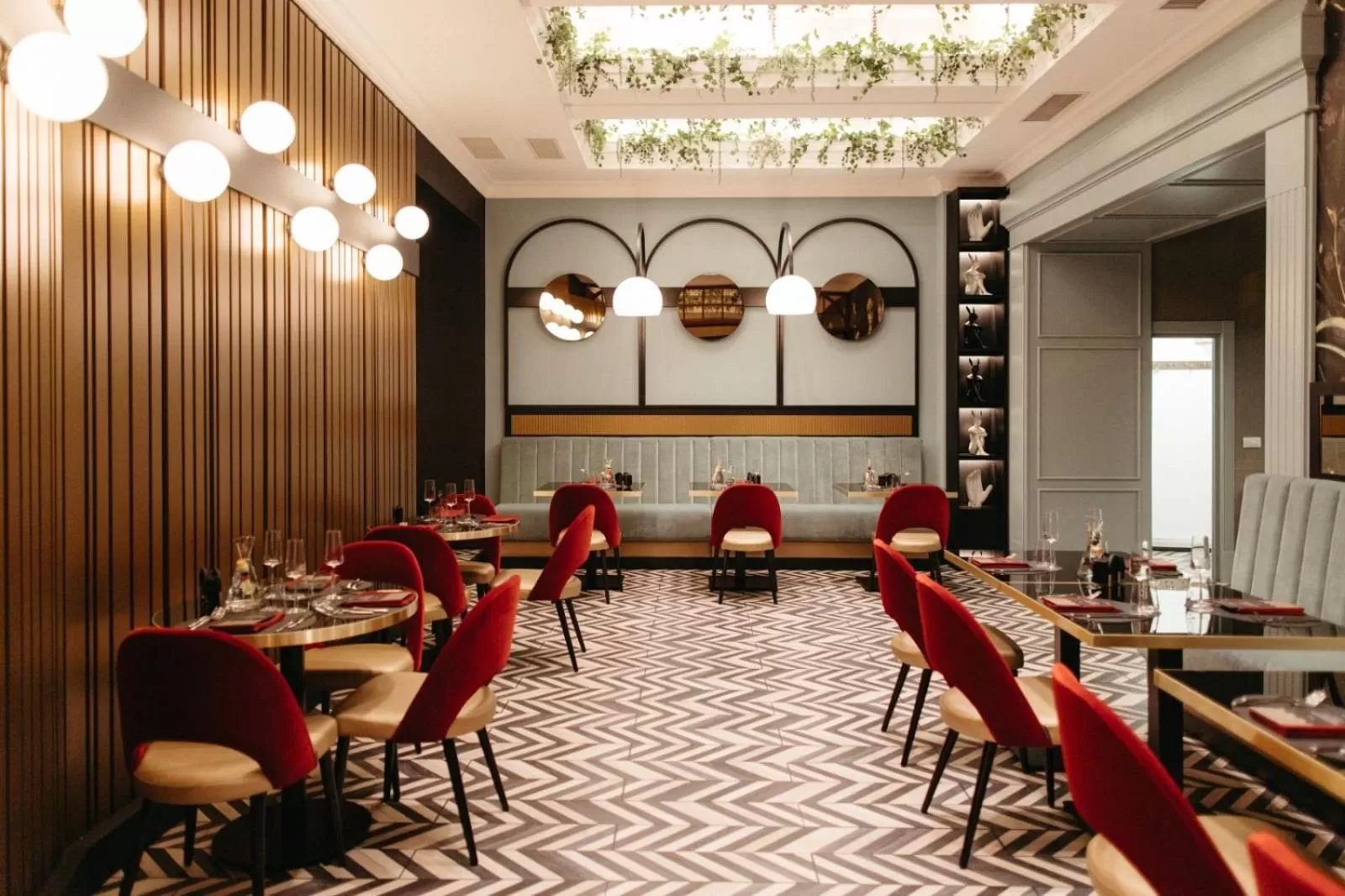 Restaurant/Places to Eat in Hotel Select