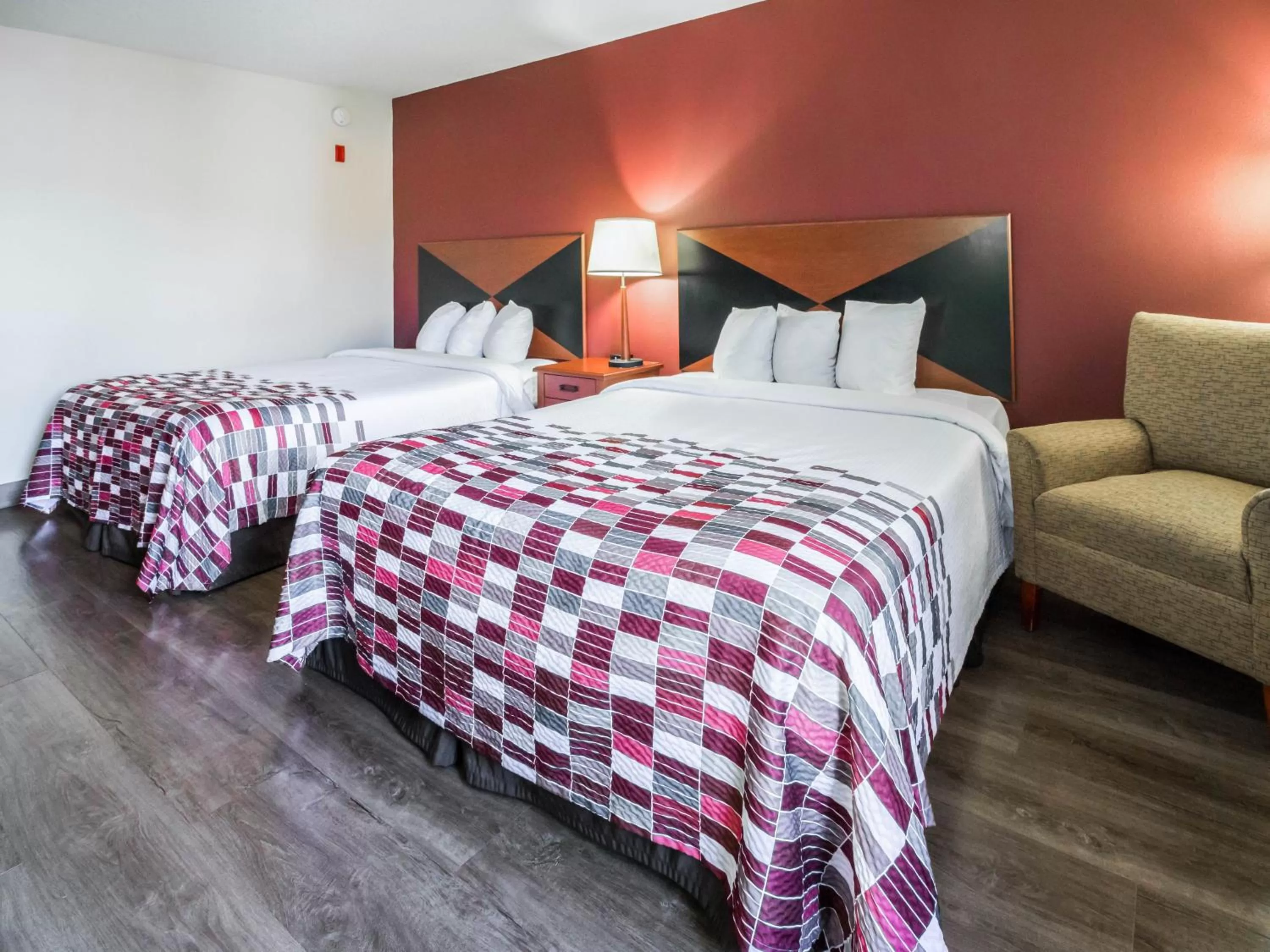 Bedroom in Red Roof Inn Etowah – Athens, TN