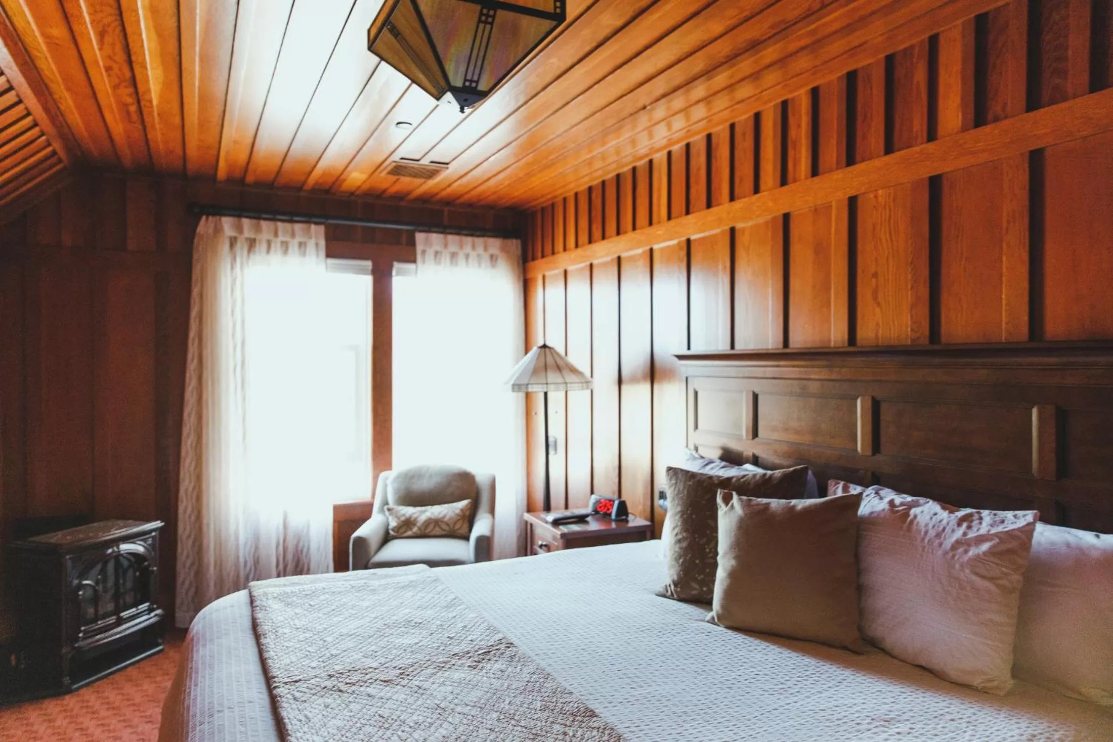 Bed in Noyo Harbor Inn