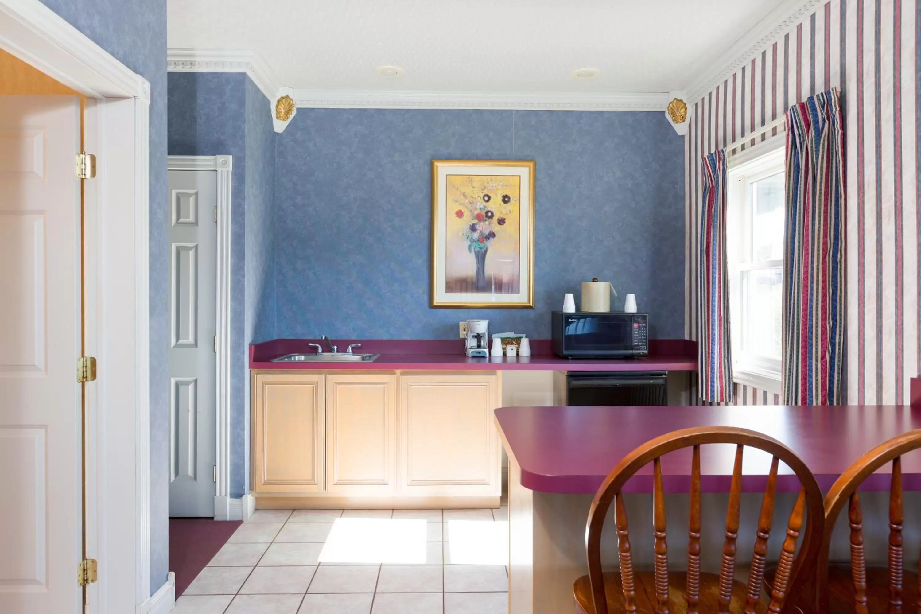 Kitchen/Kitchenette in The Blue Heron Inn