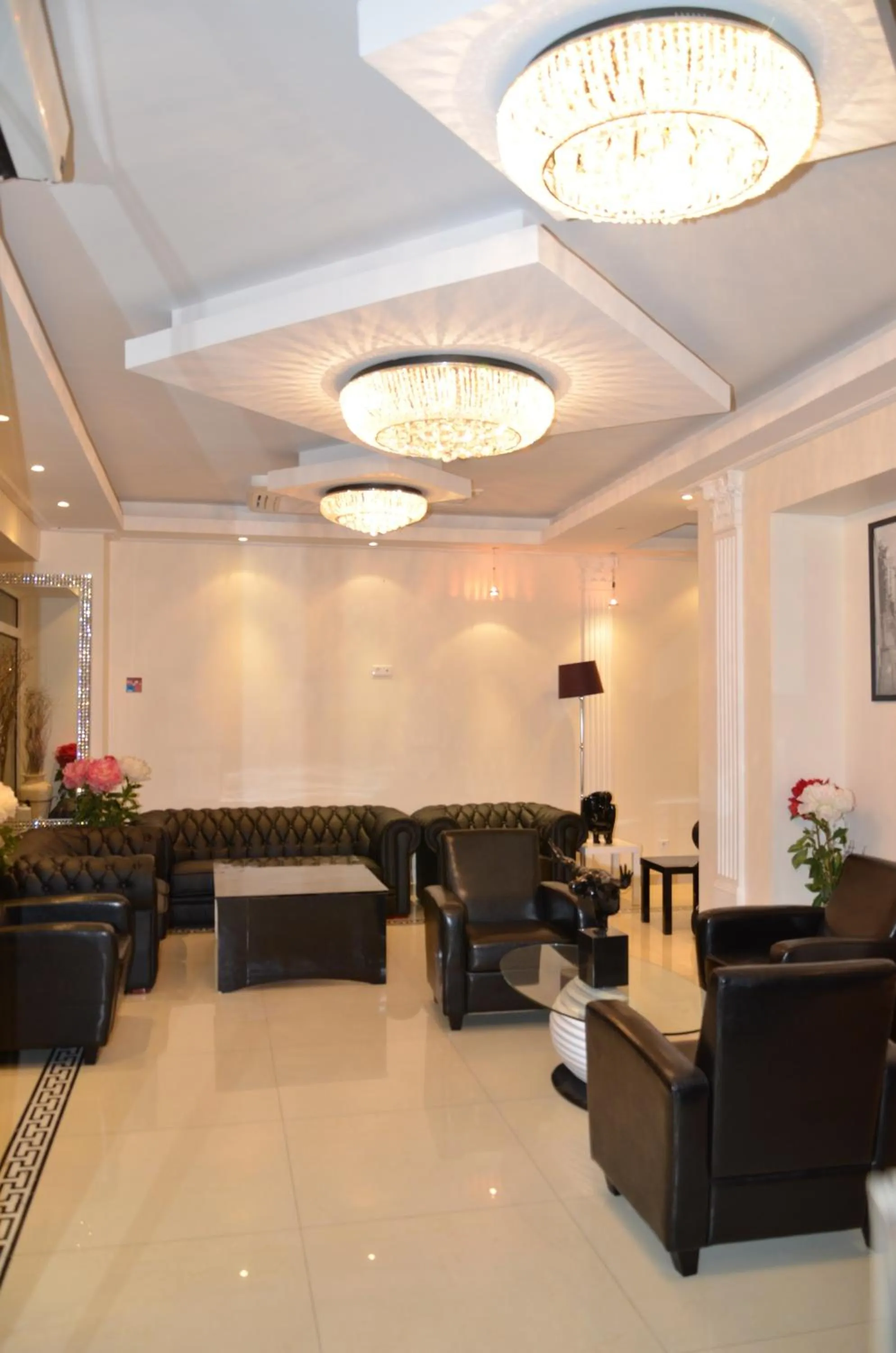 Lobby or reception in Hotel Regina Montmartre