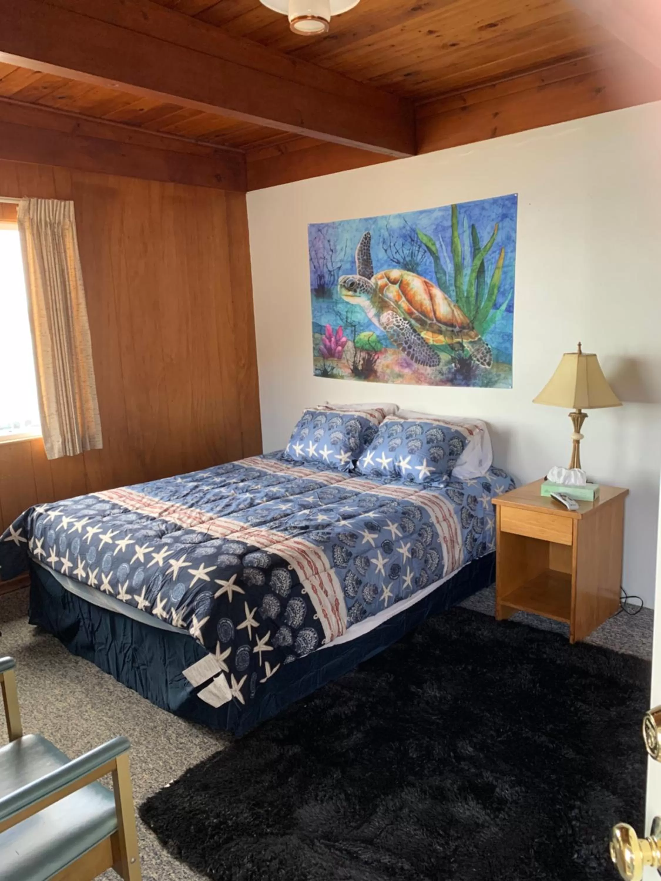 Bed in Curley's Resort & Dive Center