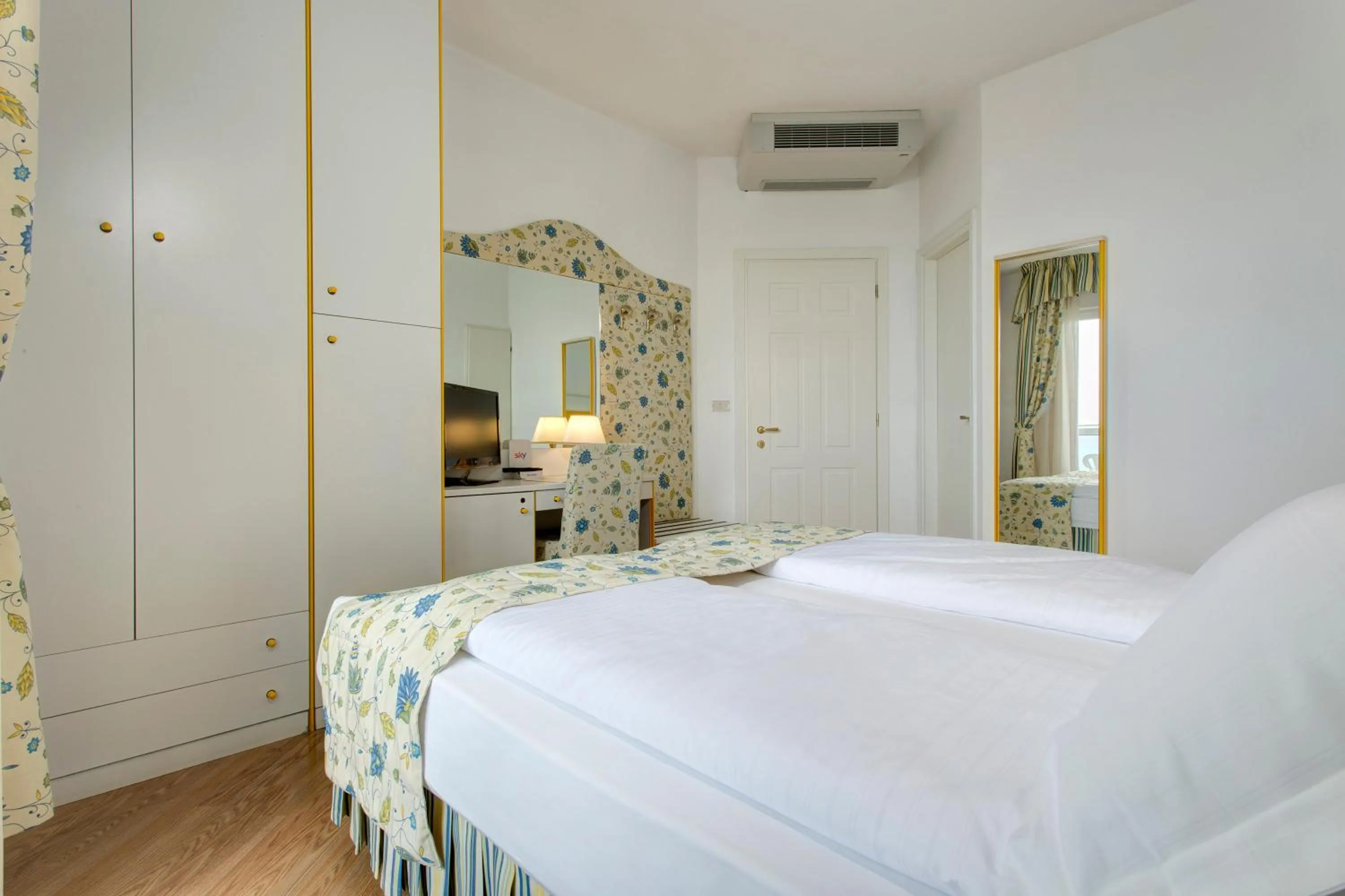 Photo of the whole room, Bed in Hotel Cavalieri Palace & Suites