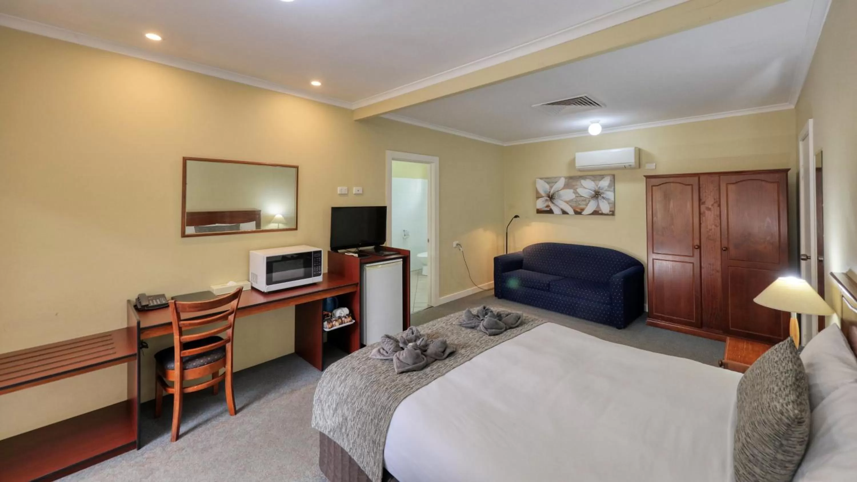 Bed in Oasis Motor Inn