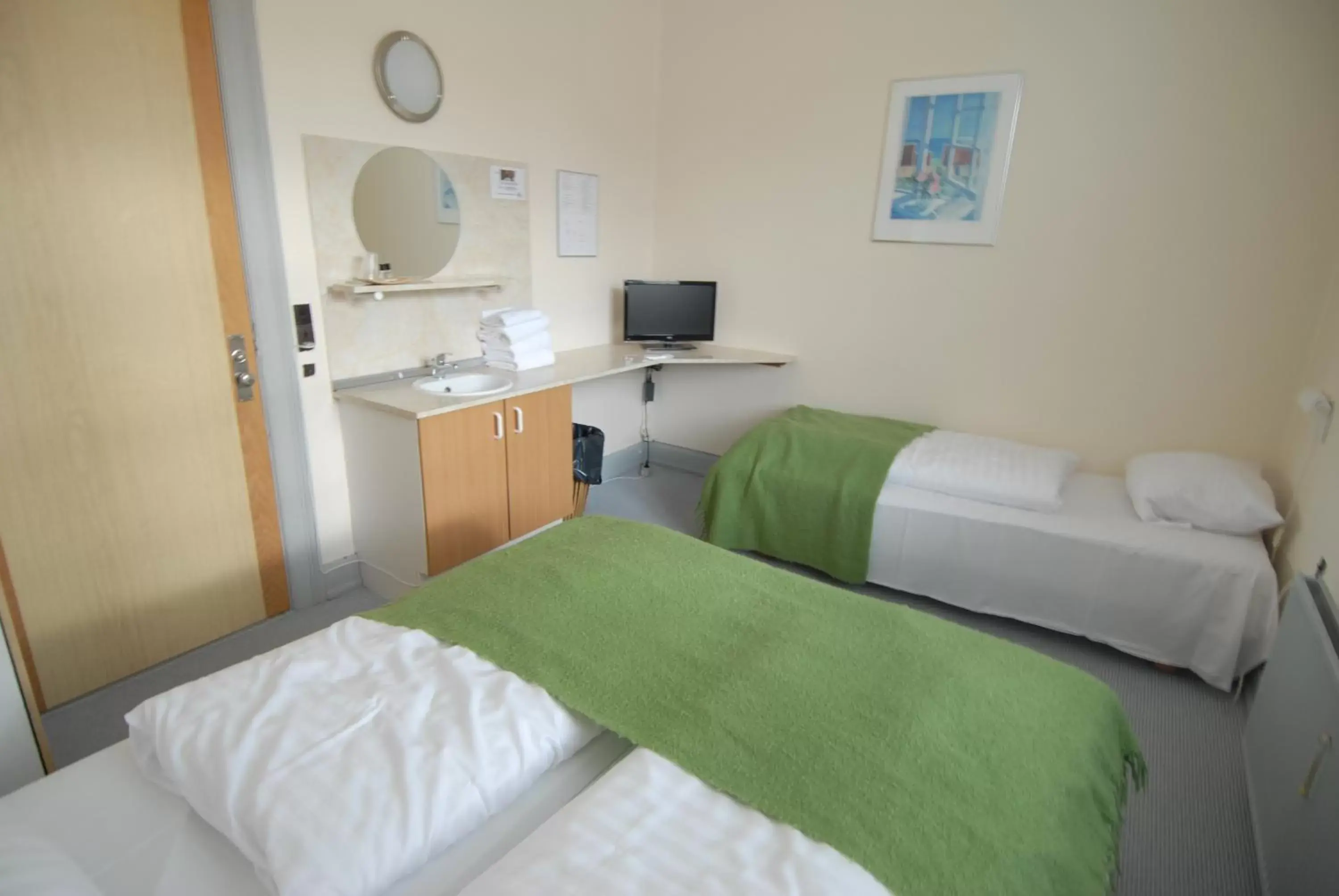 Budget Quadruple Room with Shared Bathroom in Herman Bang Bed and Breakfast Budget Quadruple Room with Shared Bathroom in Herman Bang Bed and Breakfast