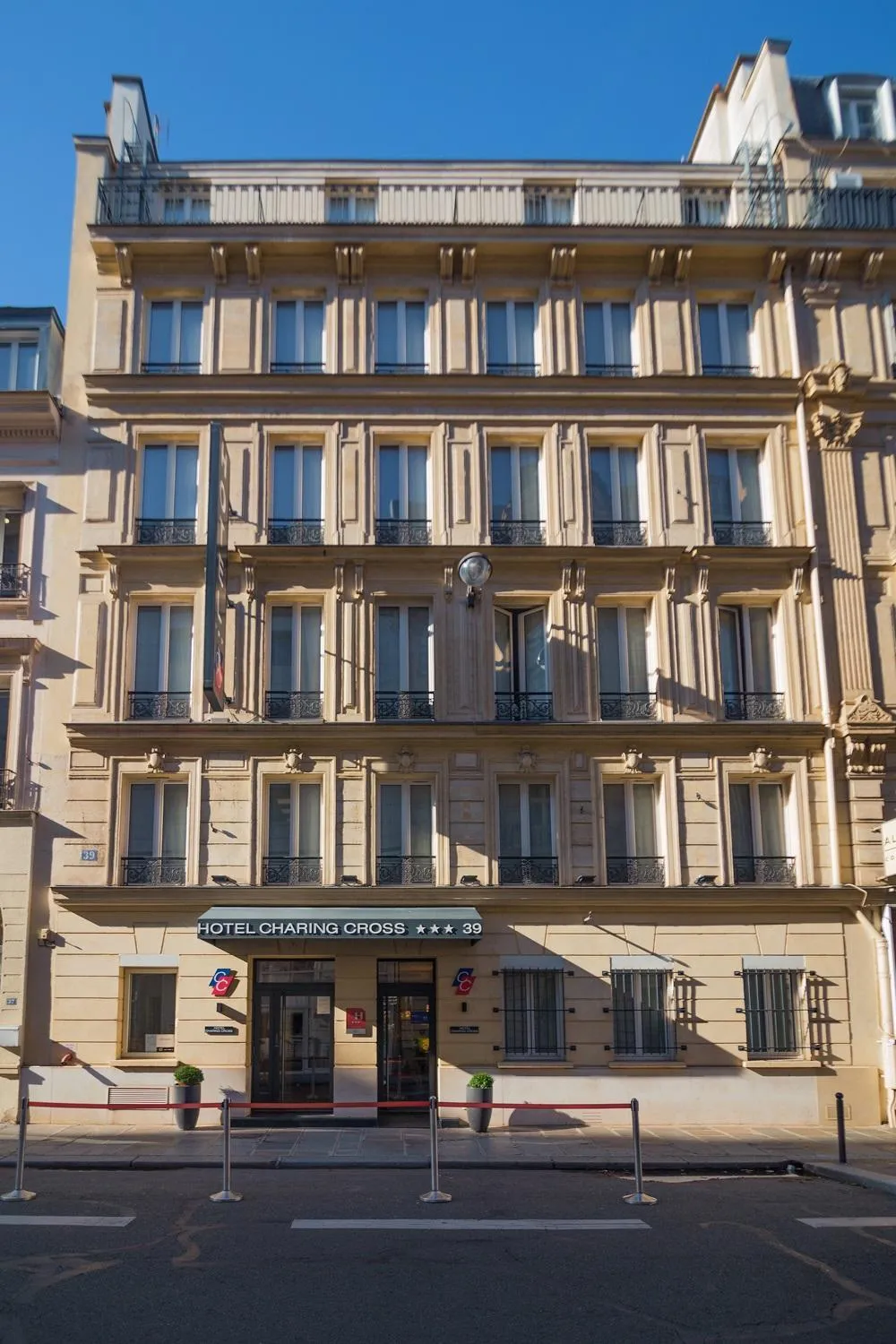Facade/entrance in Hôtel Charing Cross