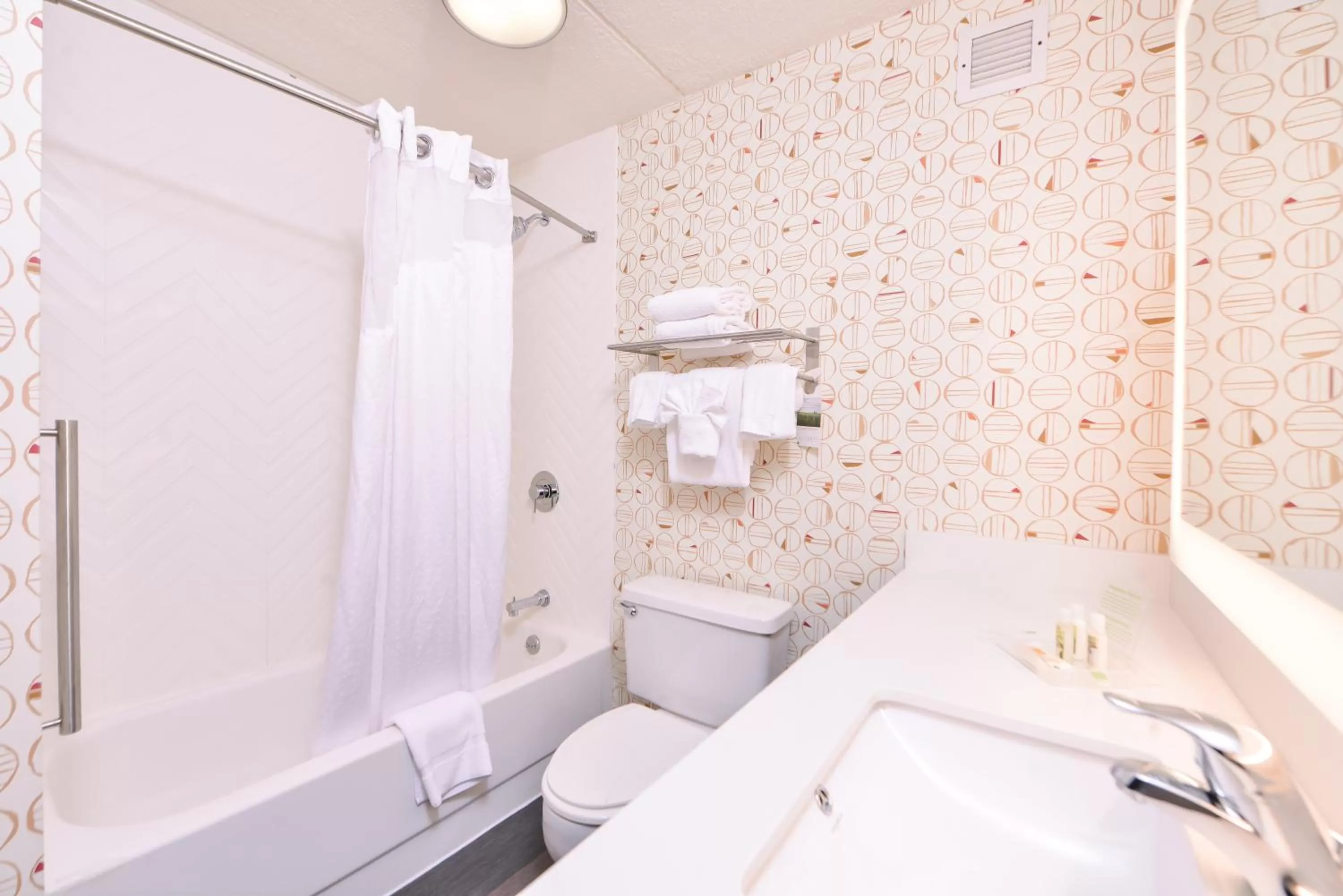 Photo of the whole room in Holiday Inn Auburn-Finger Lakes Region by IHG