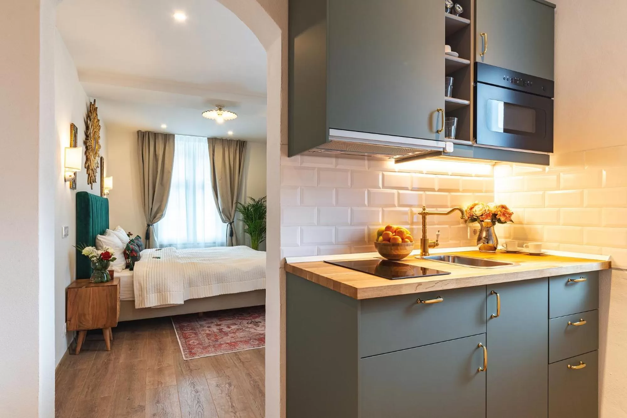 Kitchen or kitchenette, Bed in Nikolas Haus Premium Historic Center Stay & Free Parking