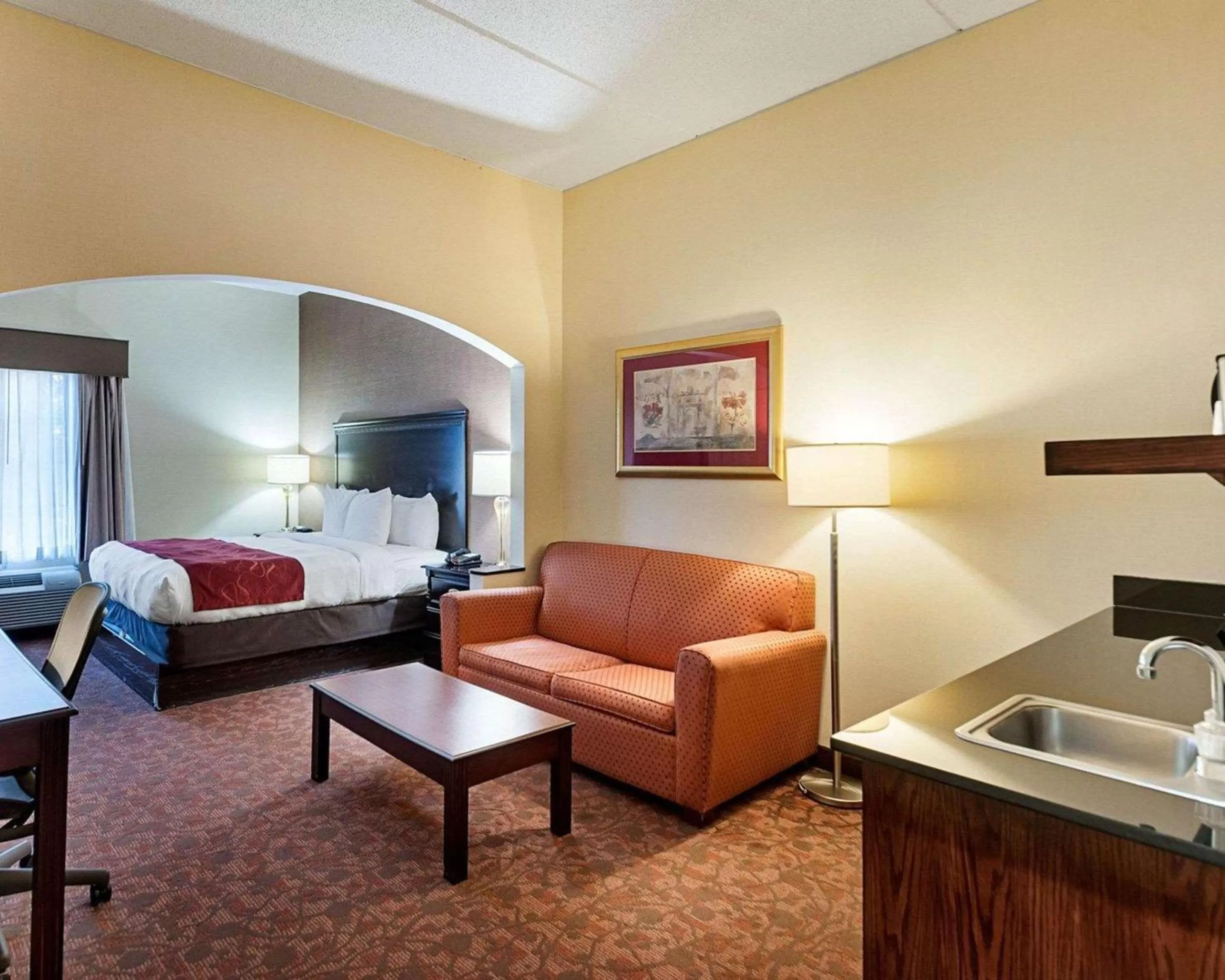 Photo of the whole room, Bed in Comfort Suites Dulles Airport
