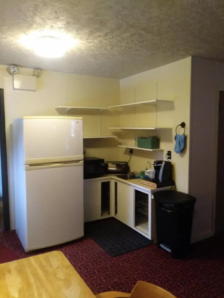 Kitchen or kitchenette in Rest Stop 6 Inn