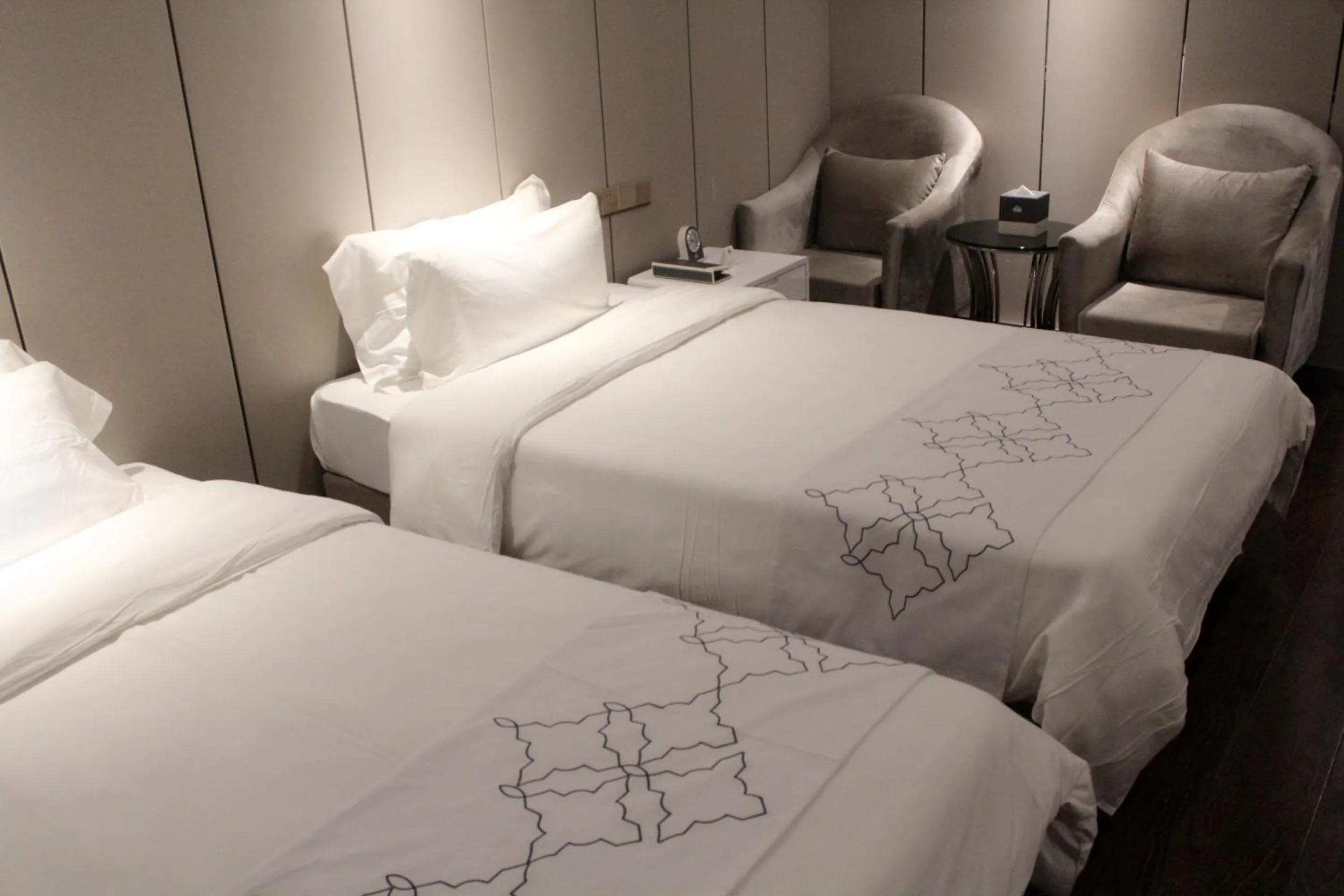 Decorative detail, Bed in Days Inn Business Place Goldwin Yantai