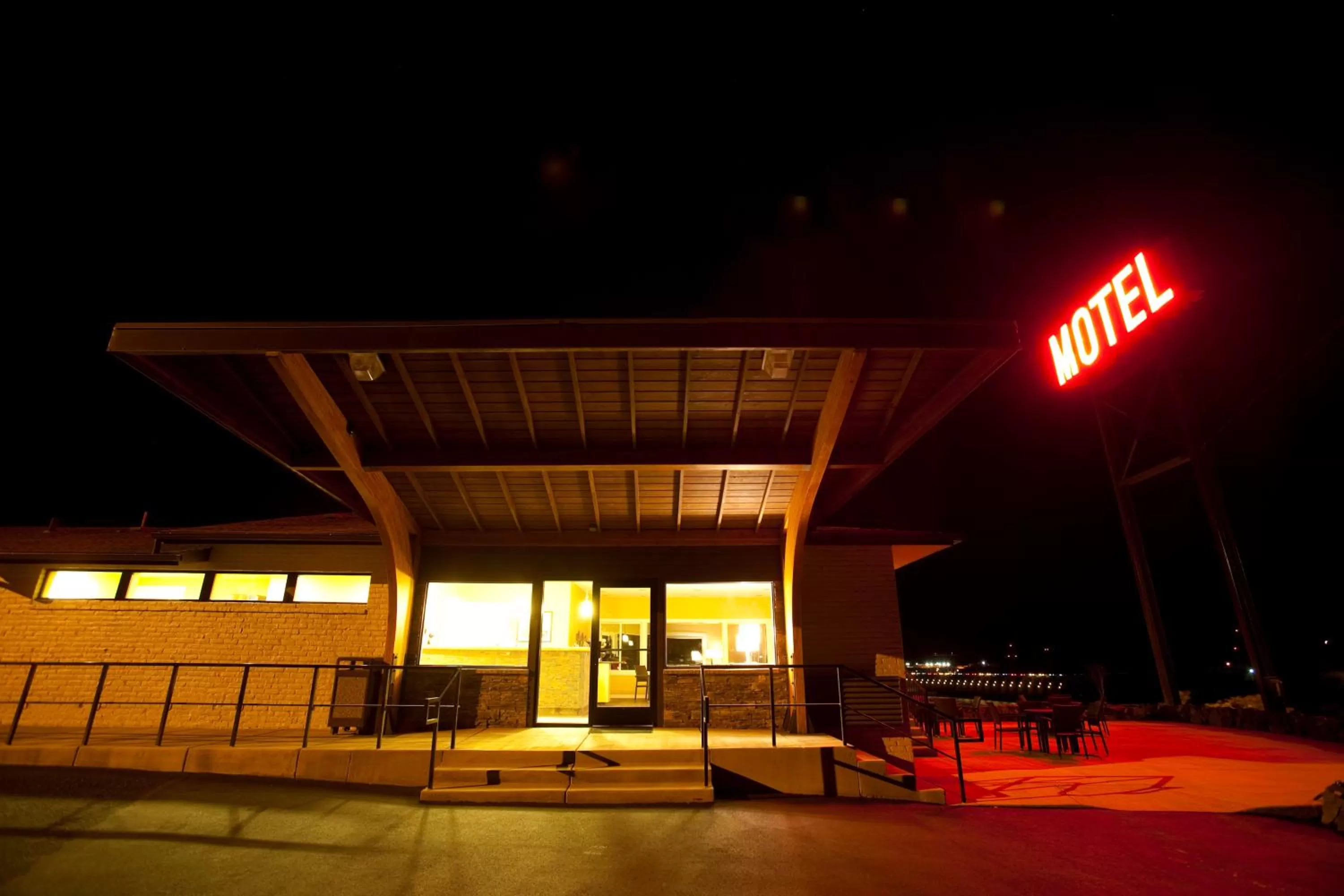 Facade/entrance in Celilo Inn