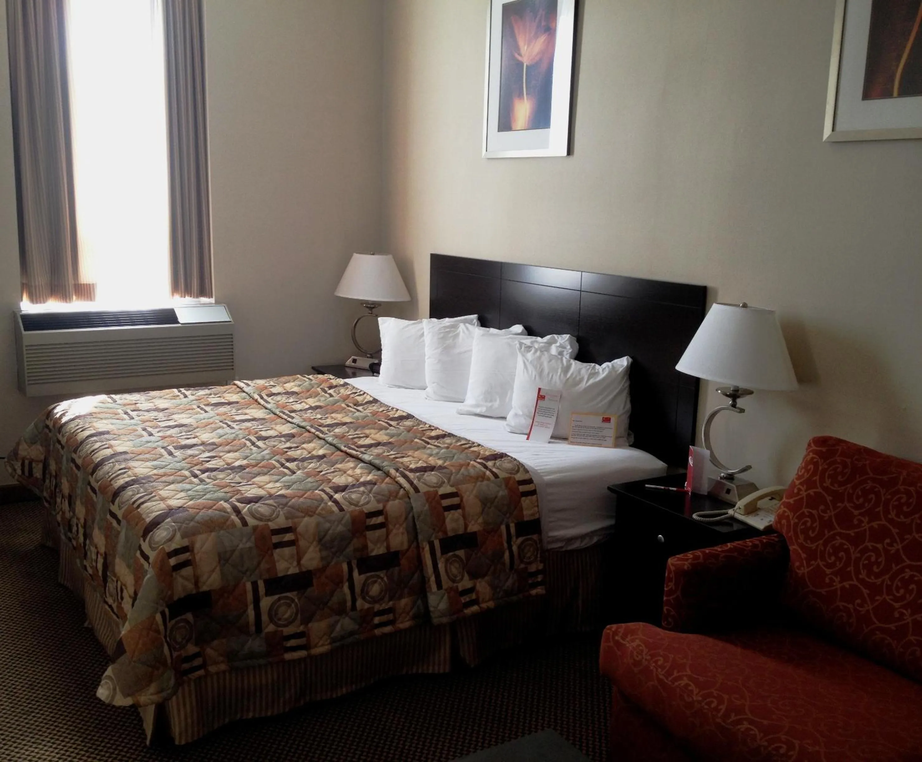 King Room in Econo Lodge Woodstock