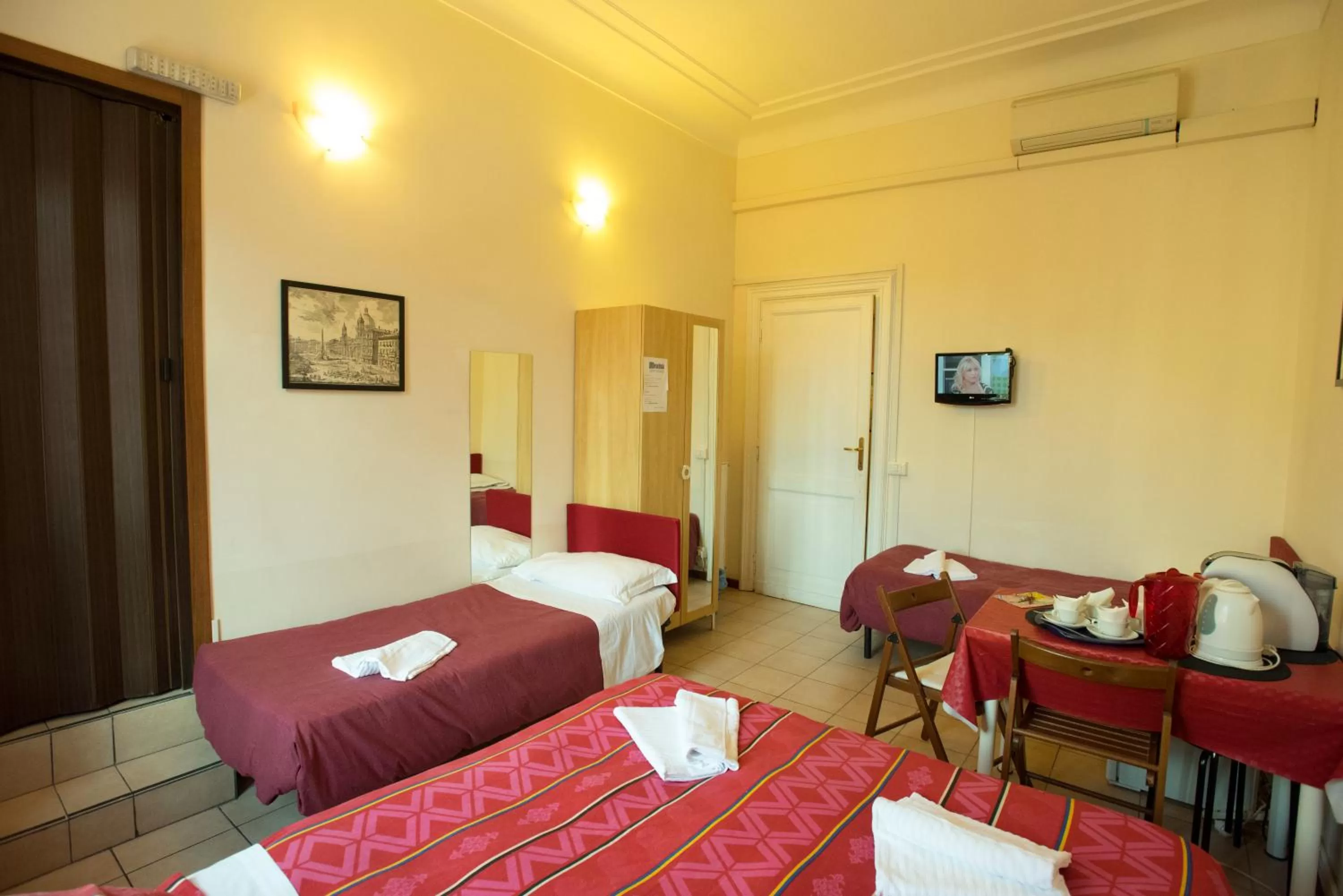 Photo of the whole room, Bed in Quo Vadis Roma 2