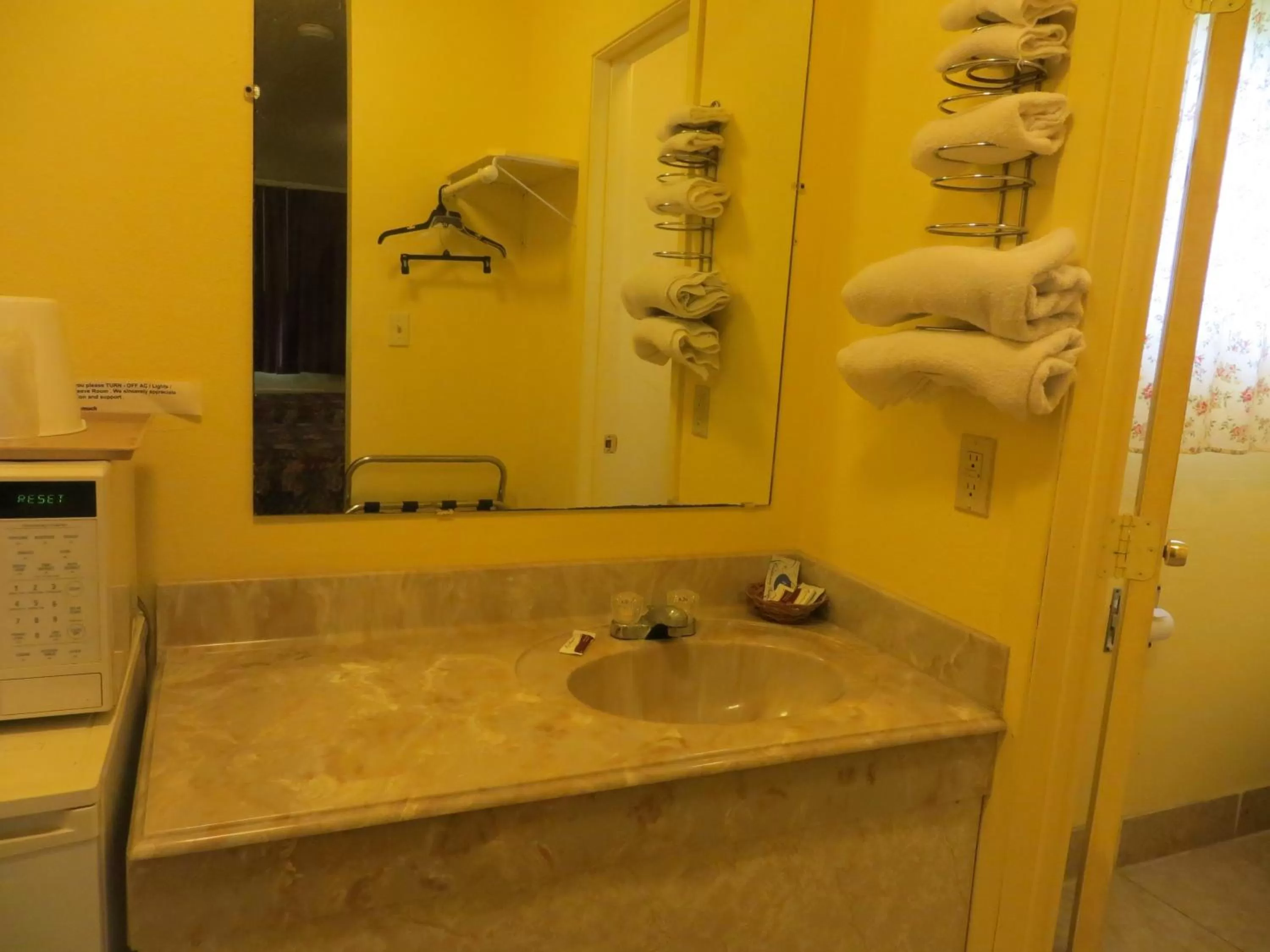 Bathroom in Cottonwood Inn