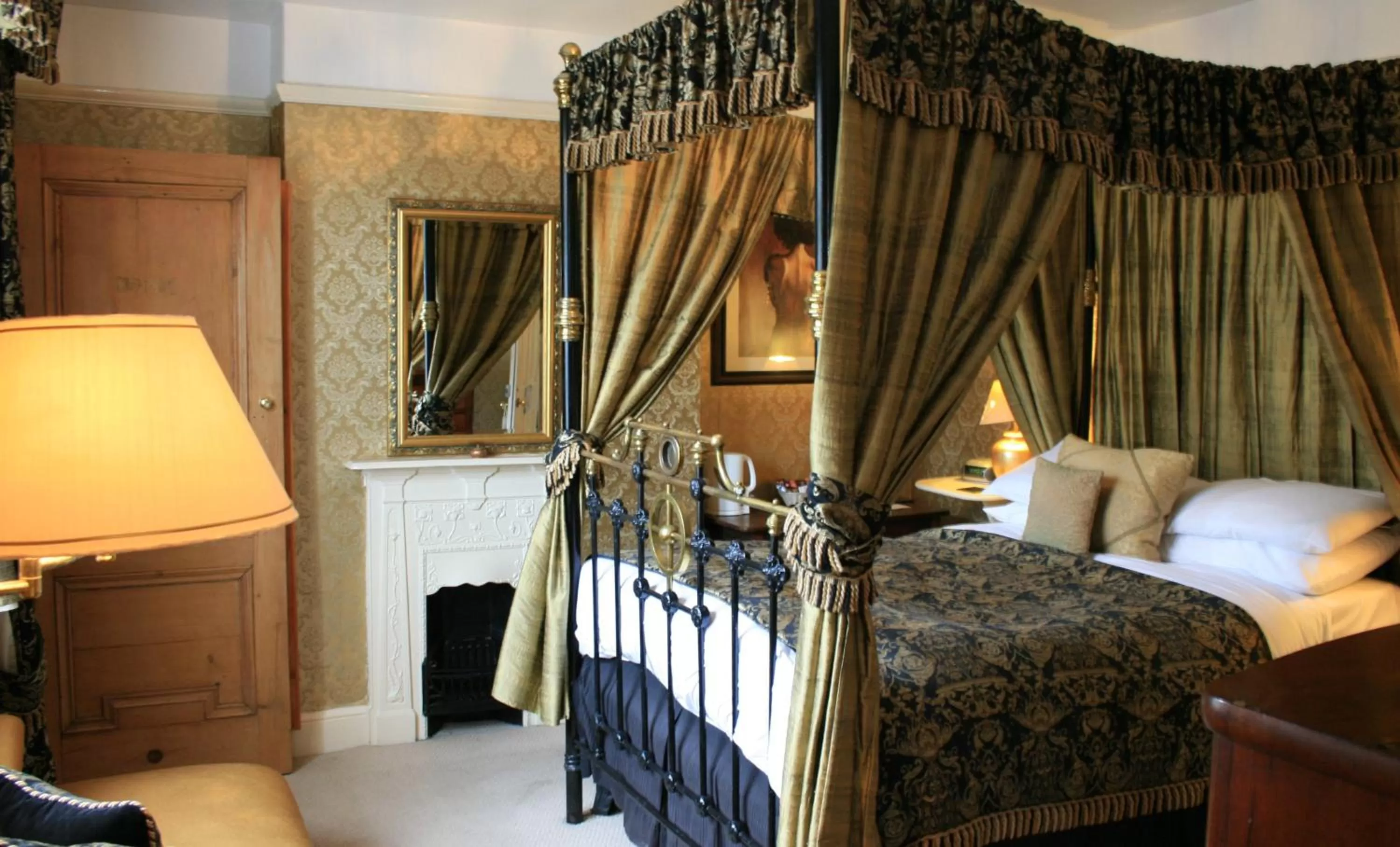 Bed in The Old Registry guest house