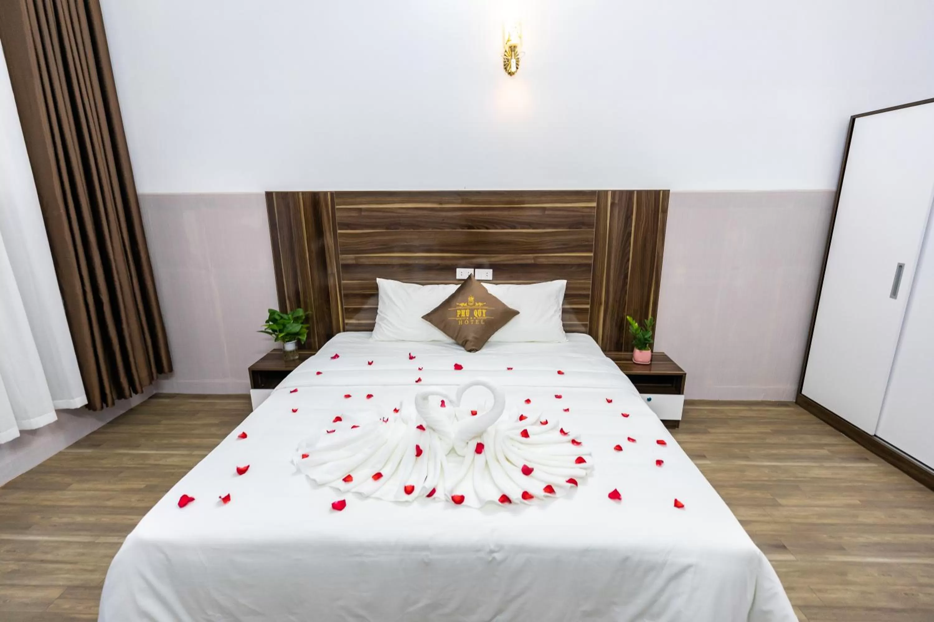 PHÚ QUÝ HOTEL near ĐÔNG KINH MARKET