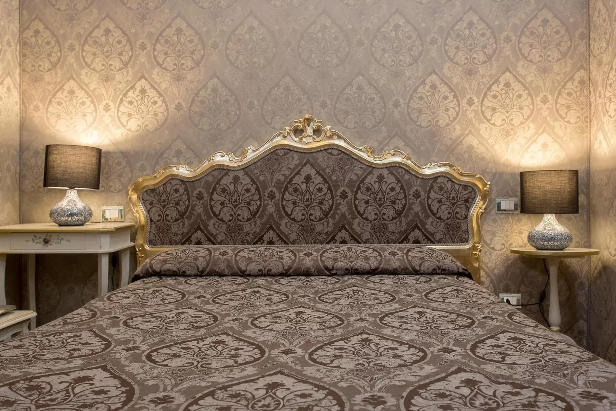 Small Double Room with Private External Bathroom in Hotel Mezzo Pozzo Small Double Room with Private External Bathroom in Hotel Mezzo Pozzo