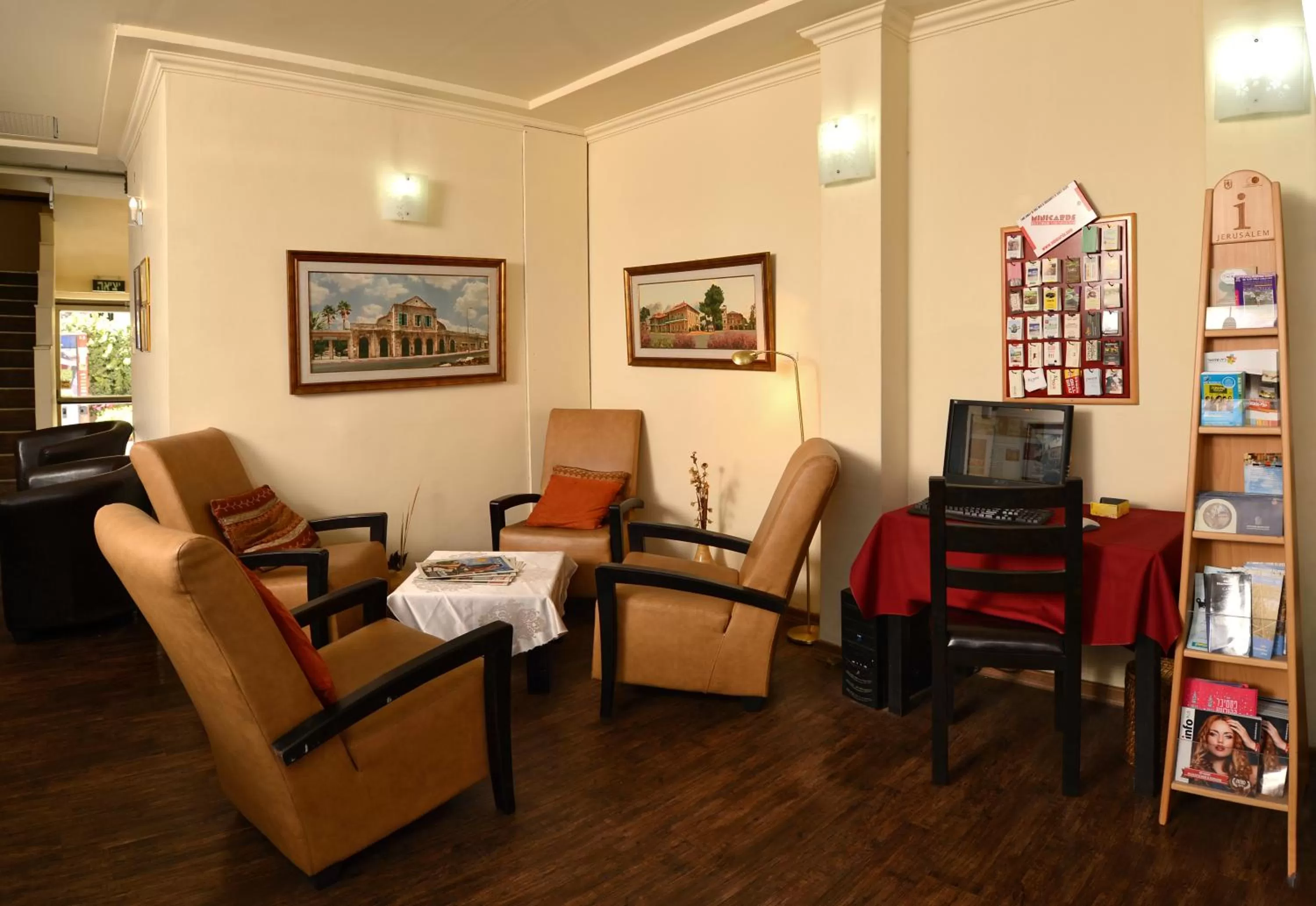 Communal lounge/ TV room in A Little House In Rechavia