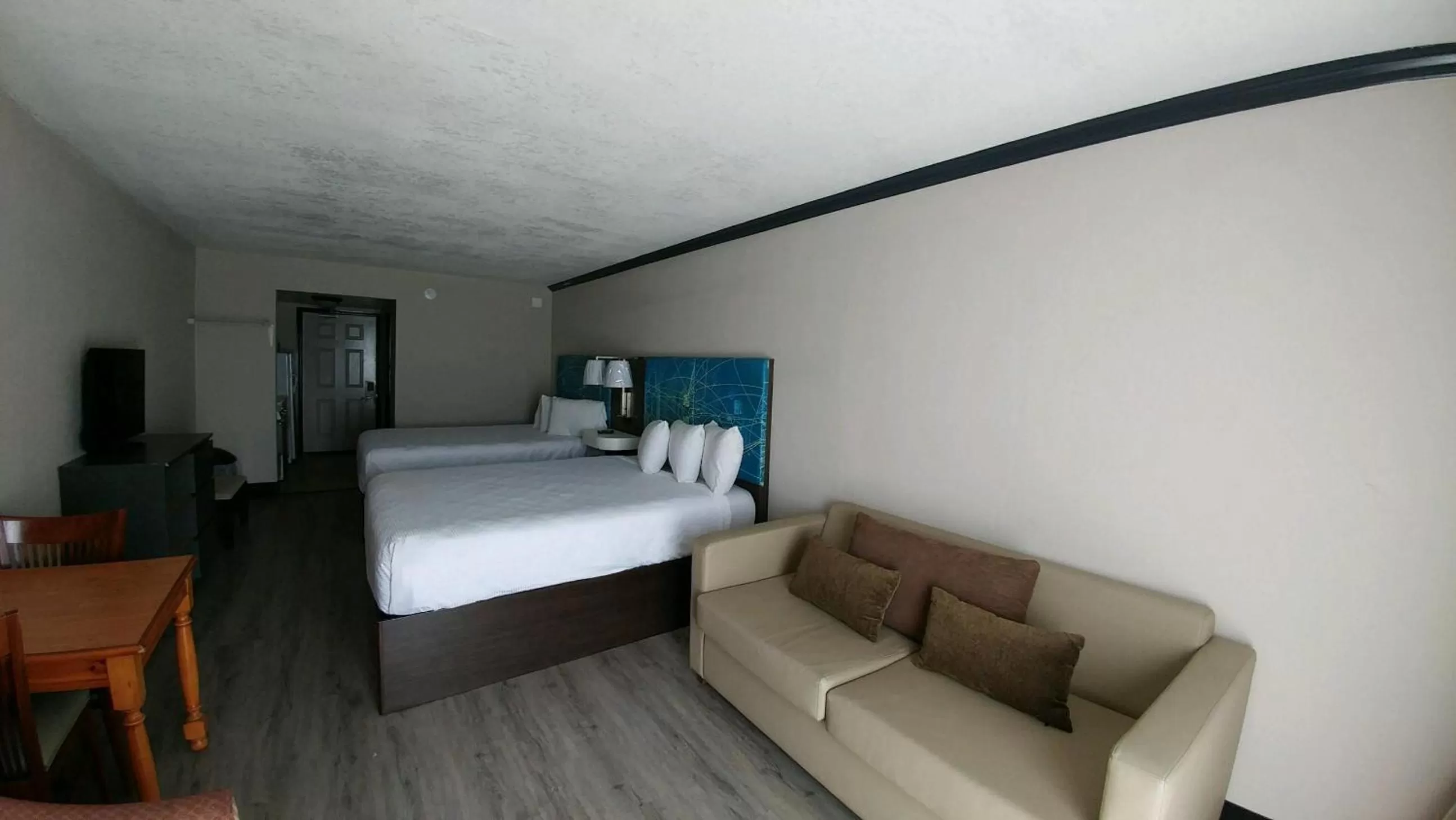 Photo of the whole room, Bed in Garden City Inn