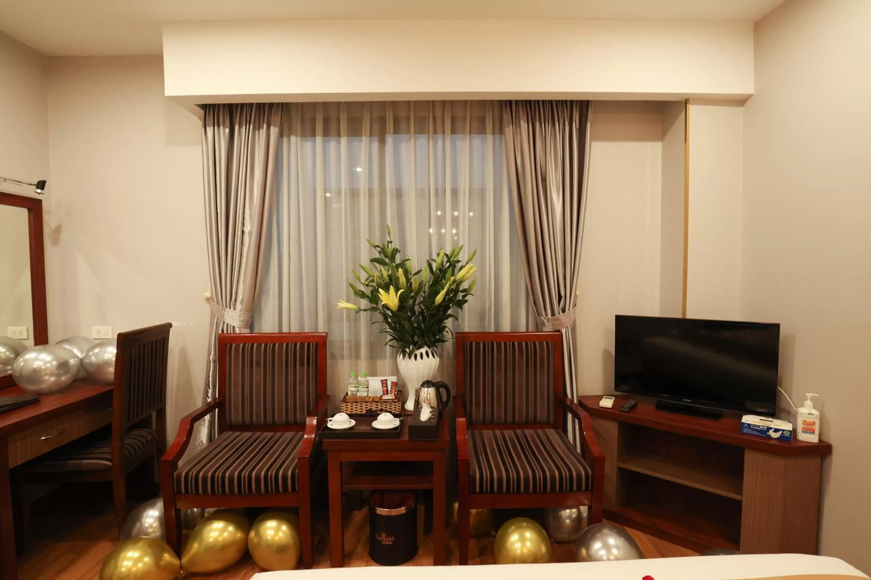 Communal lounge/ TV room in Gallant Hotel