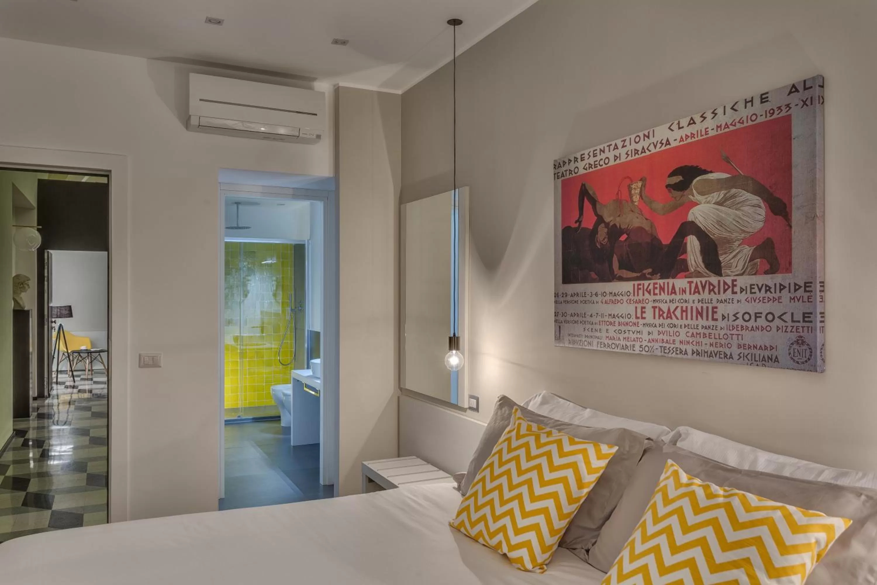 Photo of the whole room, Bed in Navona Theatre Hotel