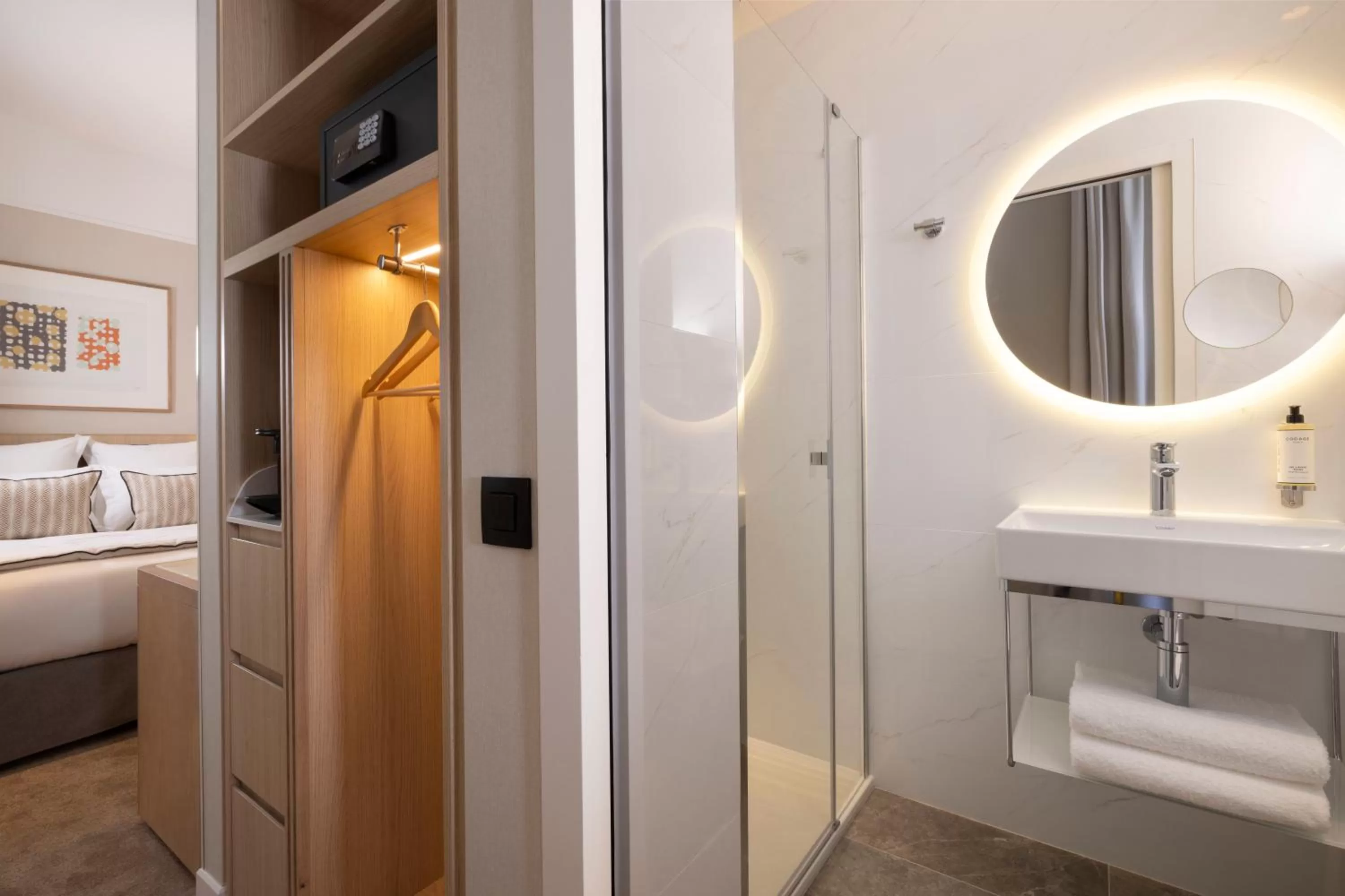 Bathroom, Bed in Hotel Duminy-Vendome