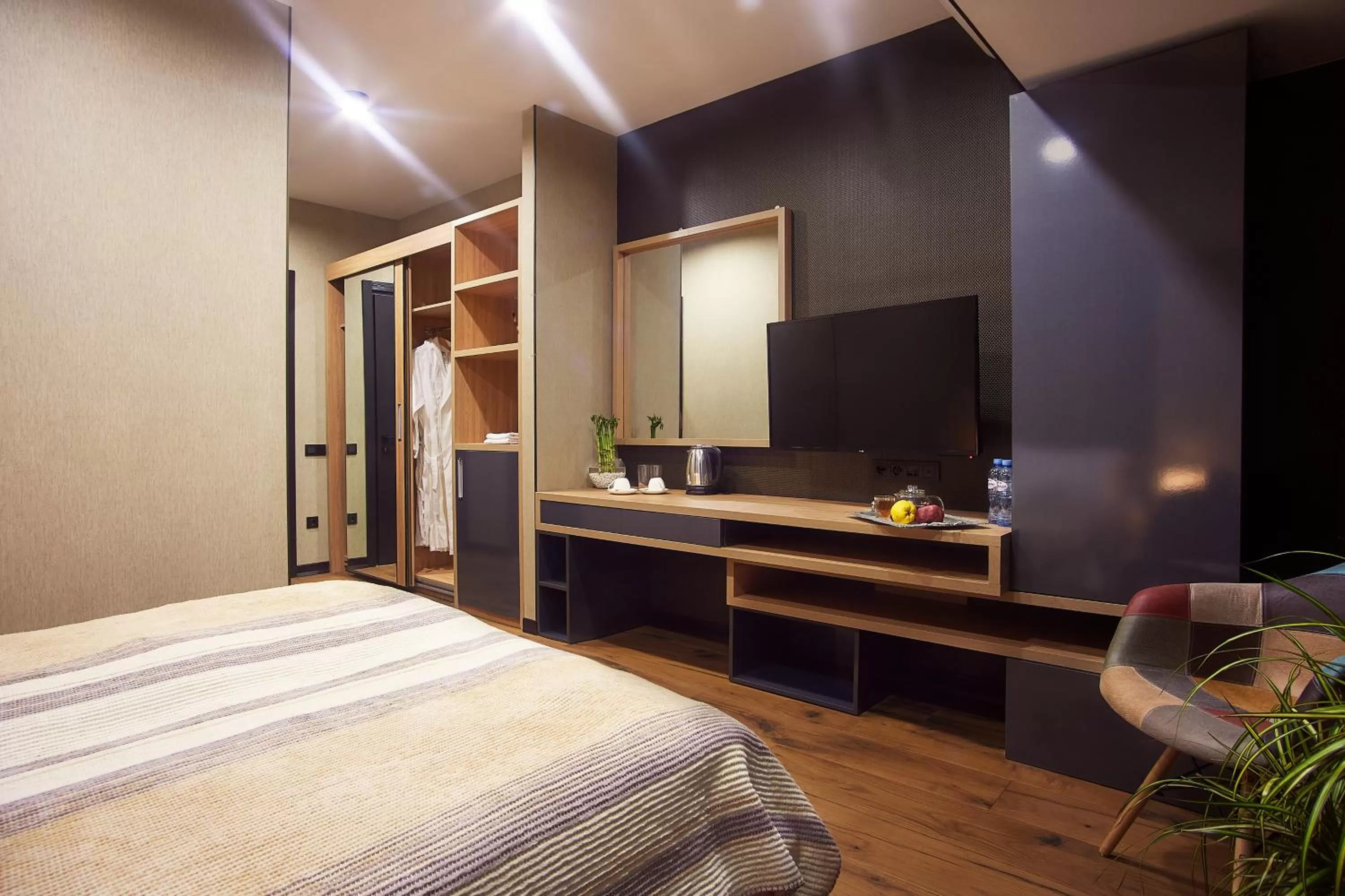 Bed, TV/Entertainment Center in Green Boutique Hotel