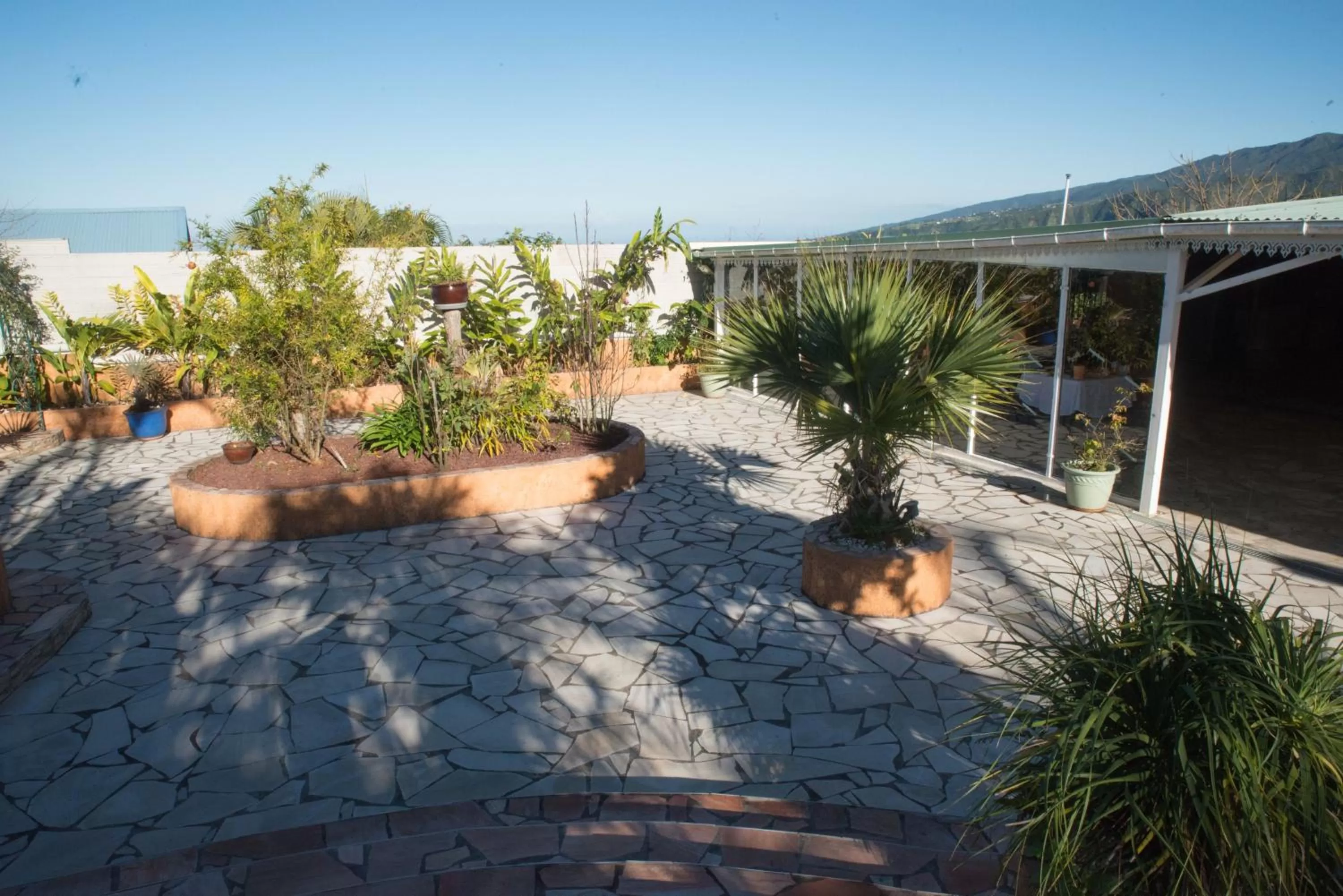 Patio in La Résidence des Caféiers - Le Tampon