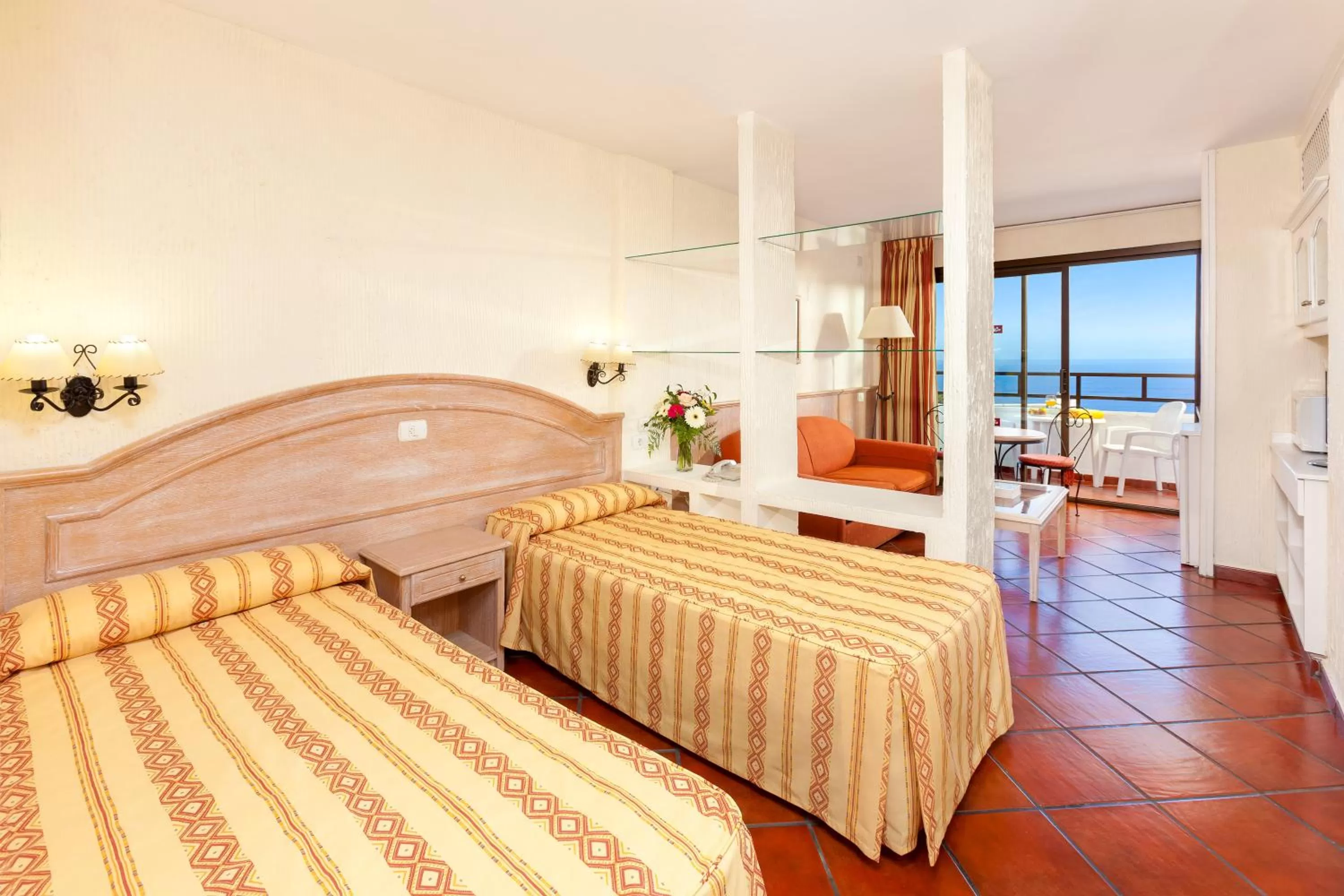 Balcony/Terrace, Bed in Apartamentos Masaru