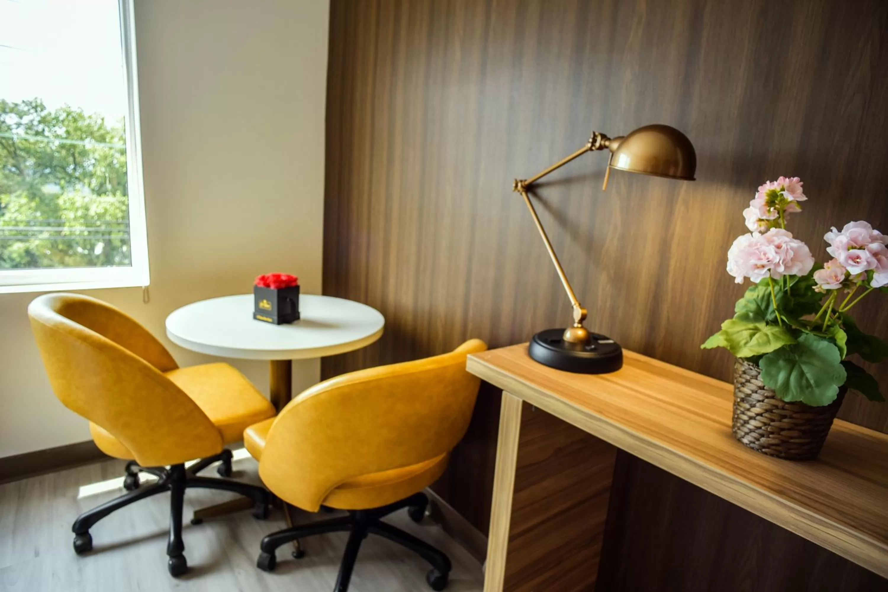 Seating area in Wyndham Garden North Bergen - Secaucus