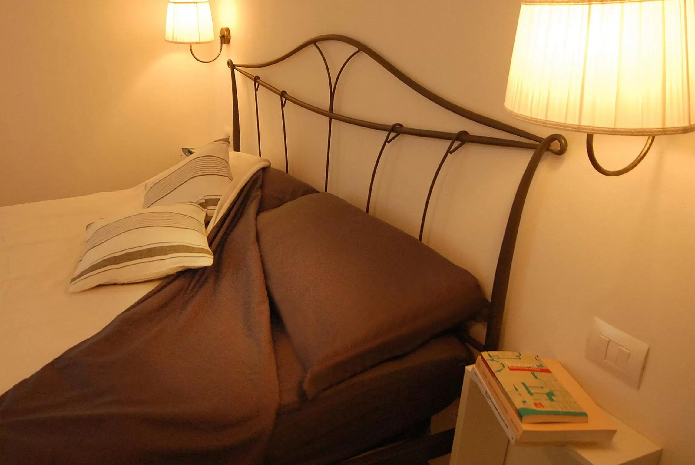 Decorative detail, Bed in B&B Corte dei Cedri