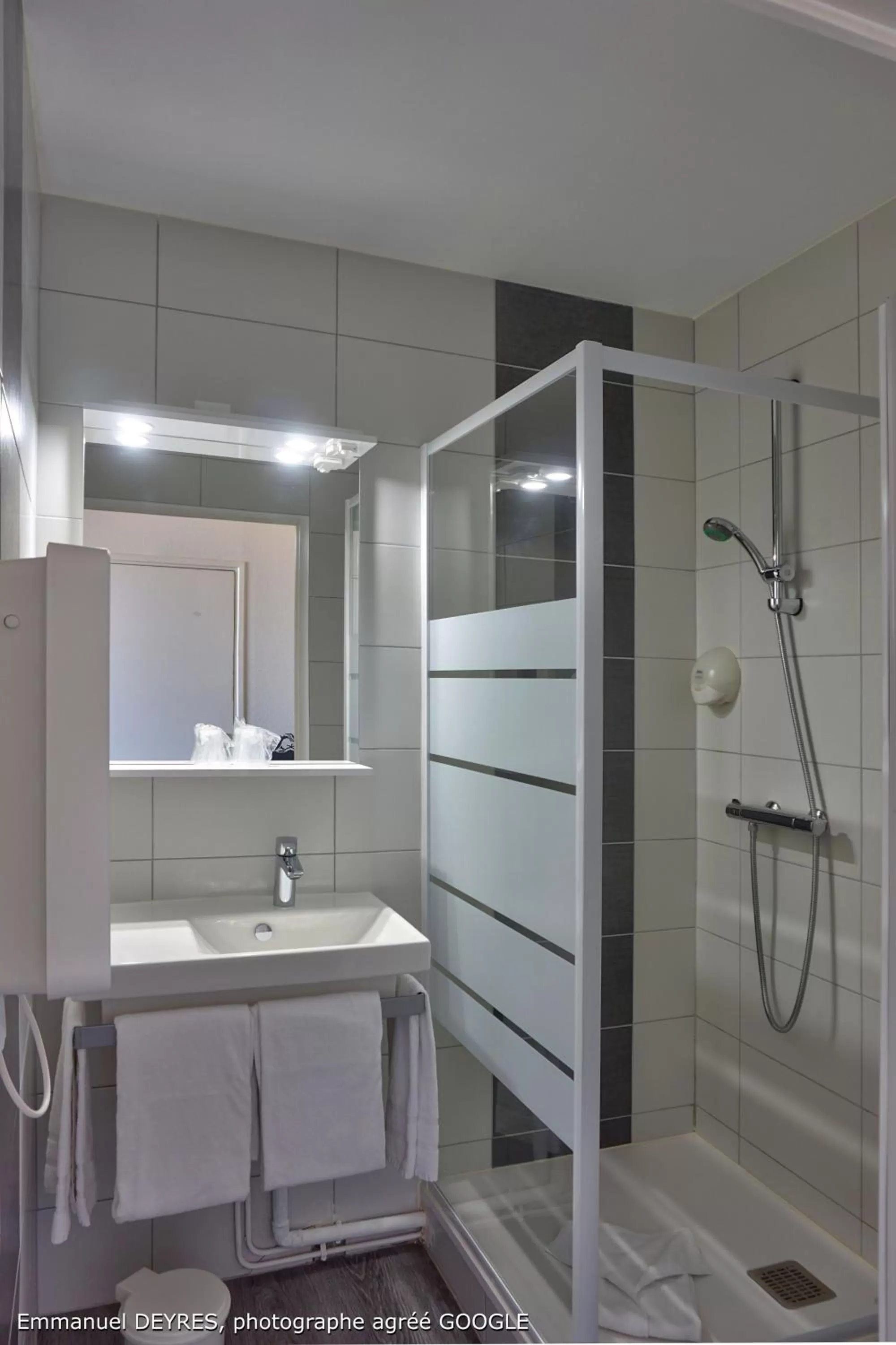 Bathroom in Hôtel de Bretagne