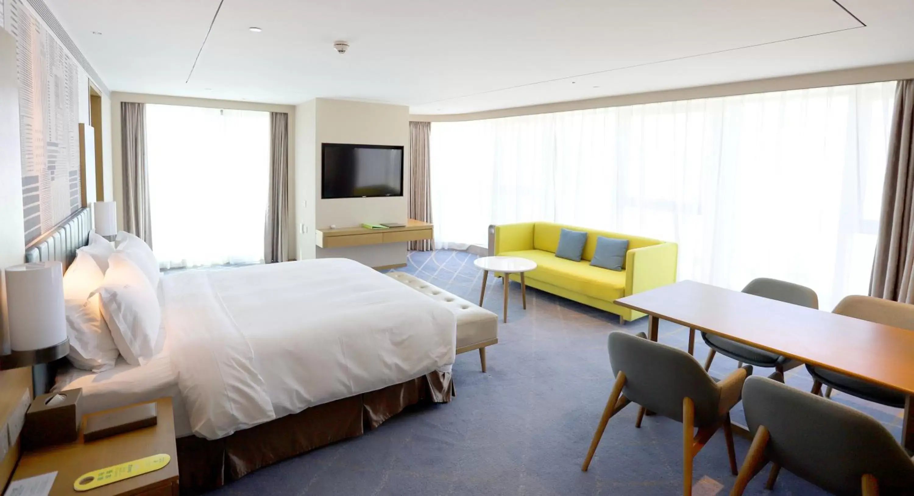 Premium King Room with Walk In Shower in Holiday Inn & Suites Lanzhou Center, an IHG Hotel Premium King Room with Walk In Shower in Holiday Inn & Suites Lanzhou Center, an IHG Hotel