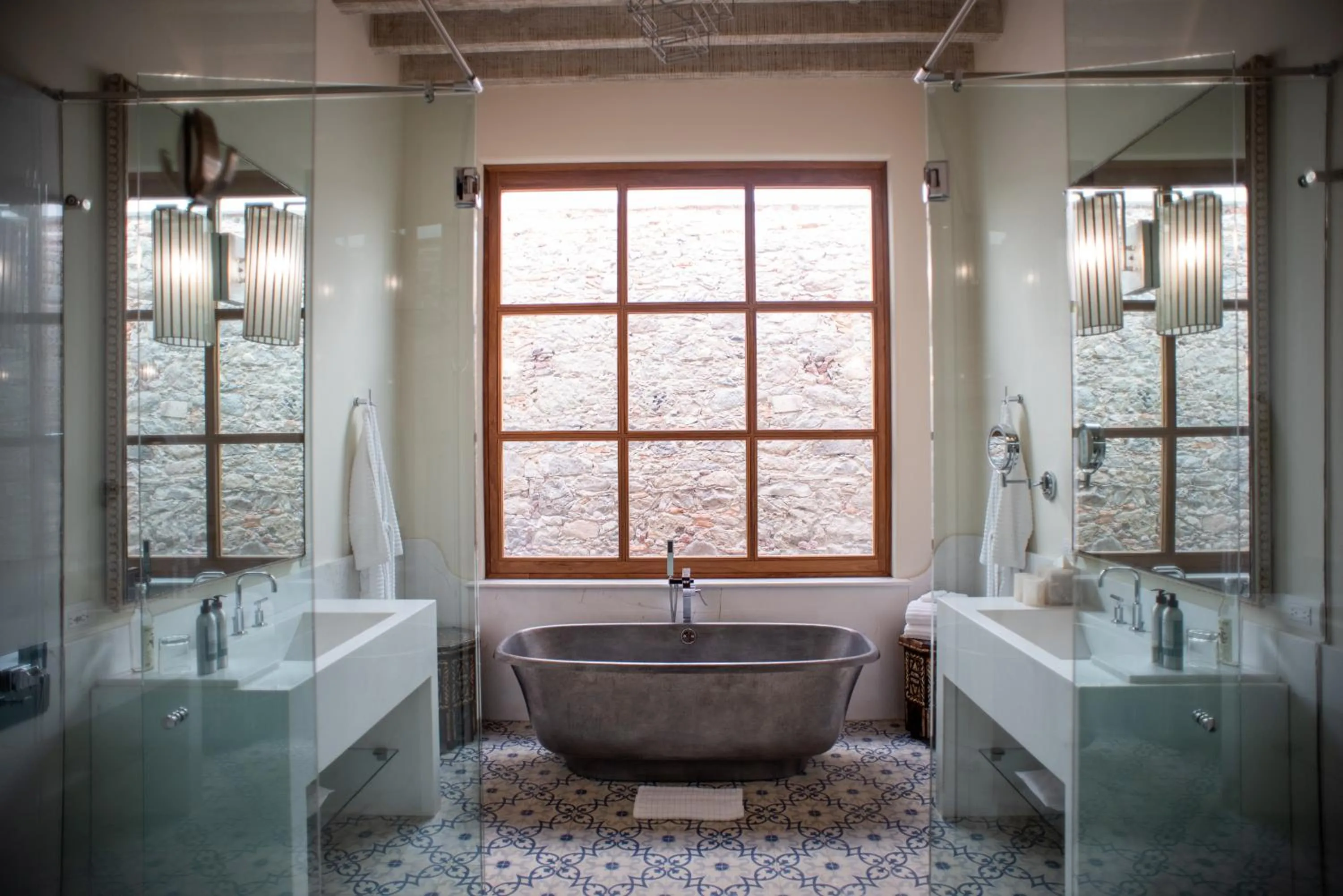 Bathroom in Hotel Casa Blanca 7
