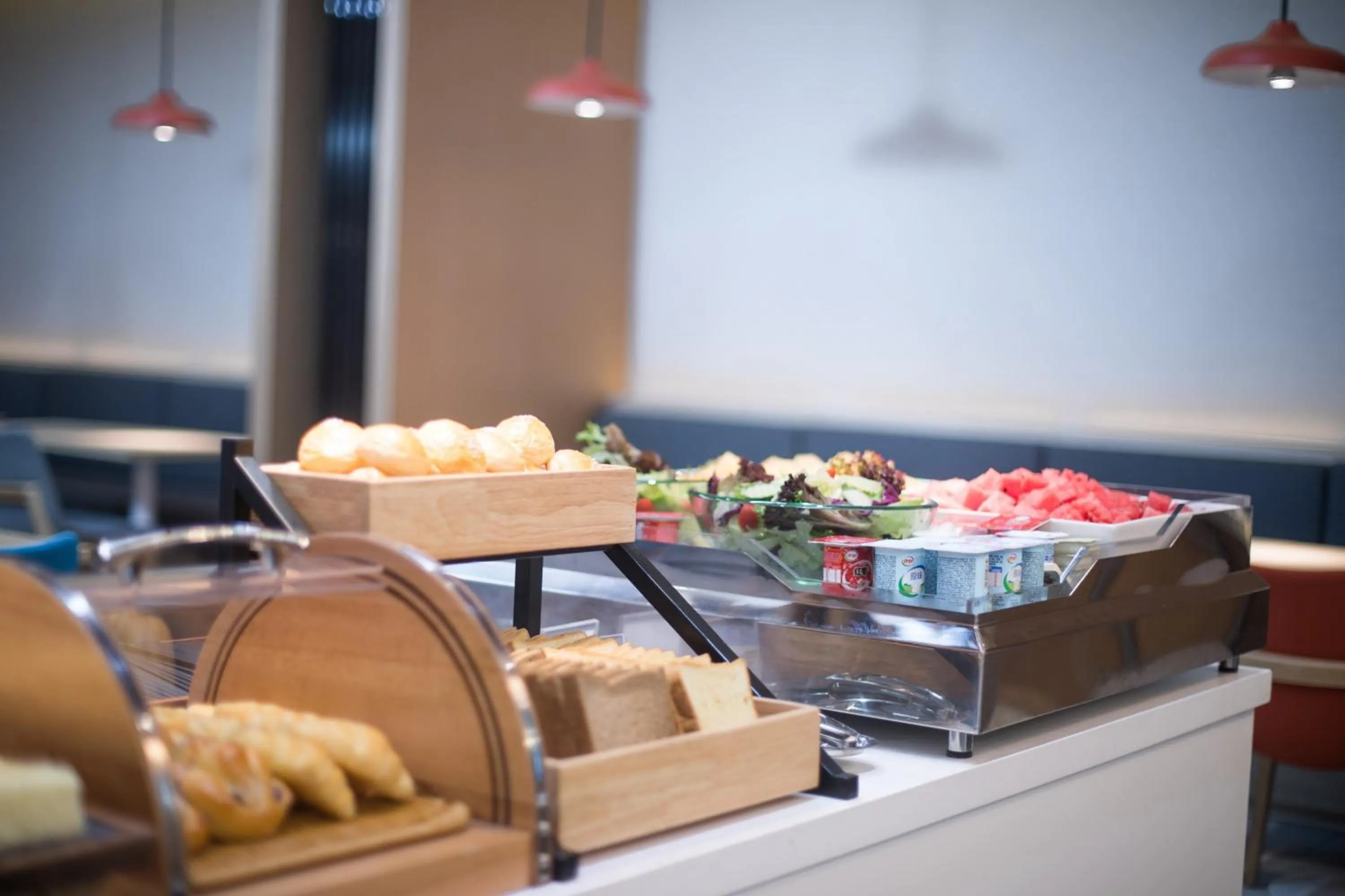 Restaurant/places to eat in Holiday Inn Express Shanghai Jiading Center by IHG