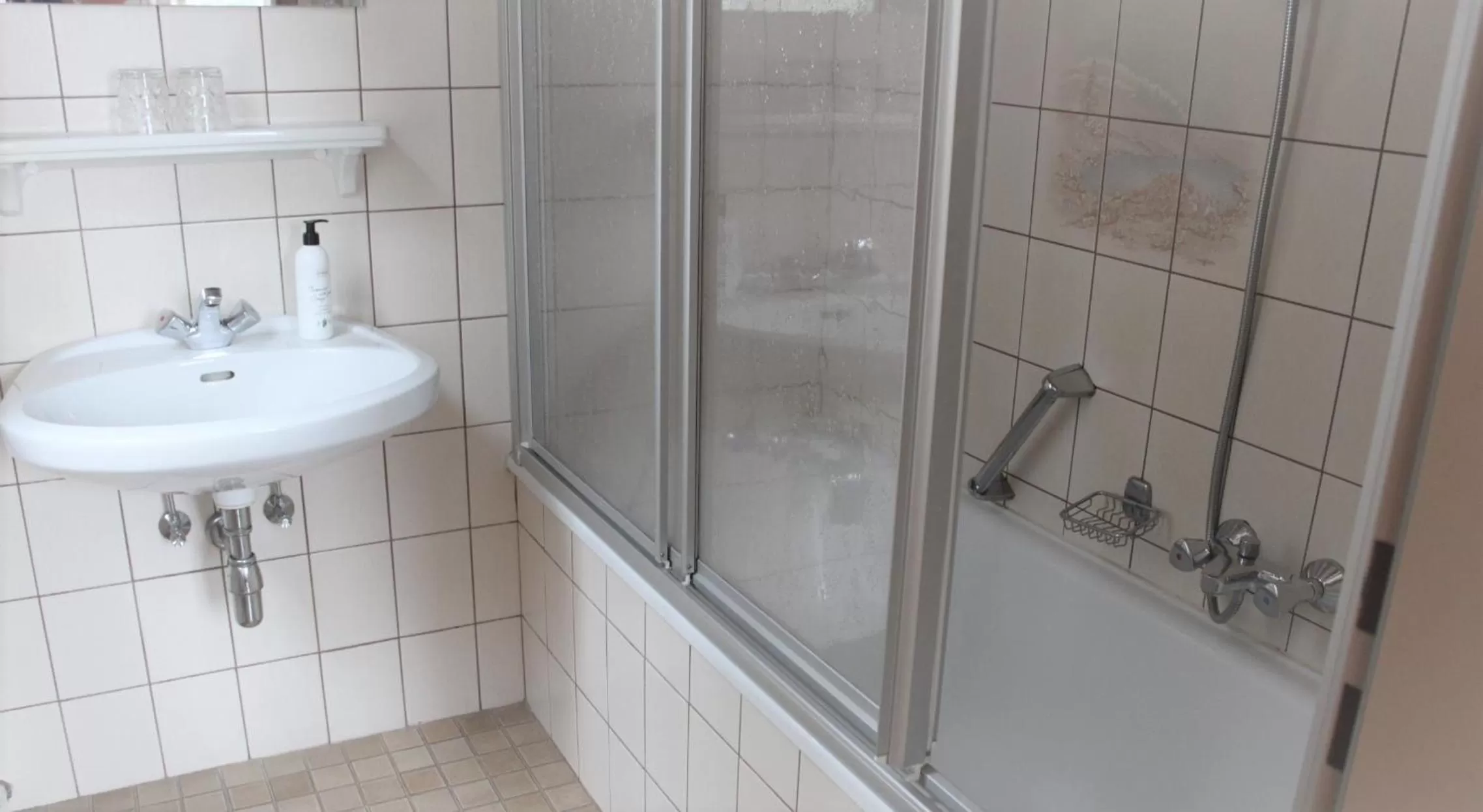 Shower in Hotel Echo