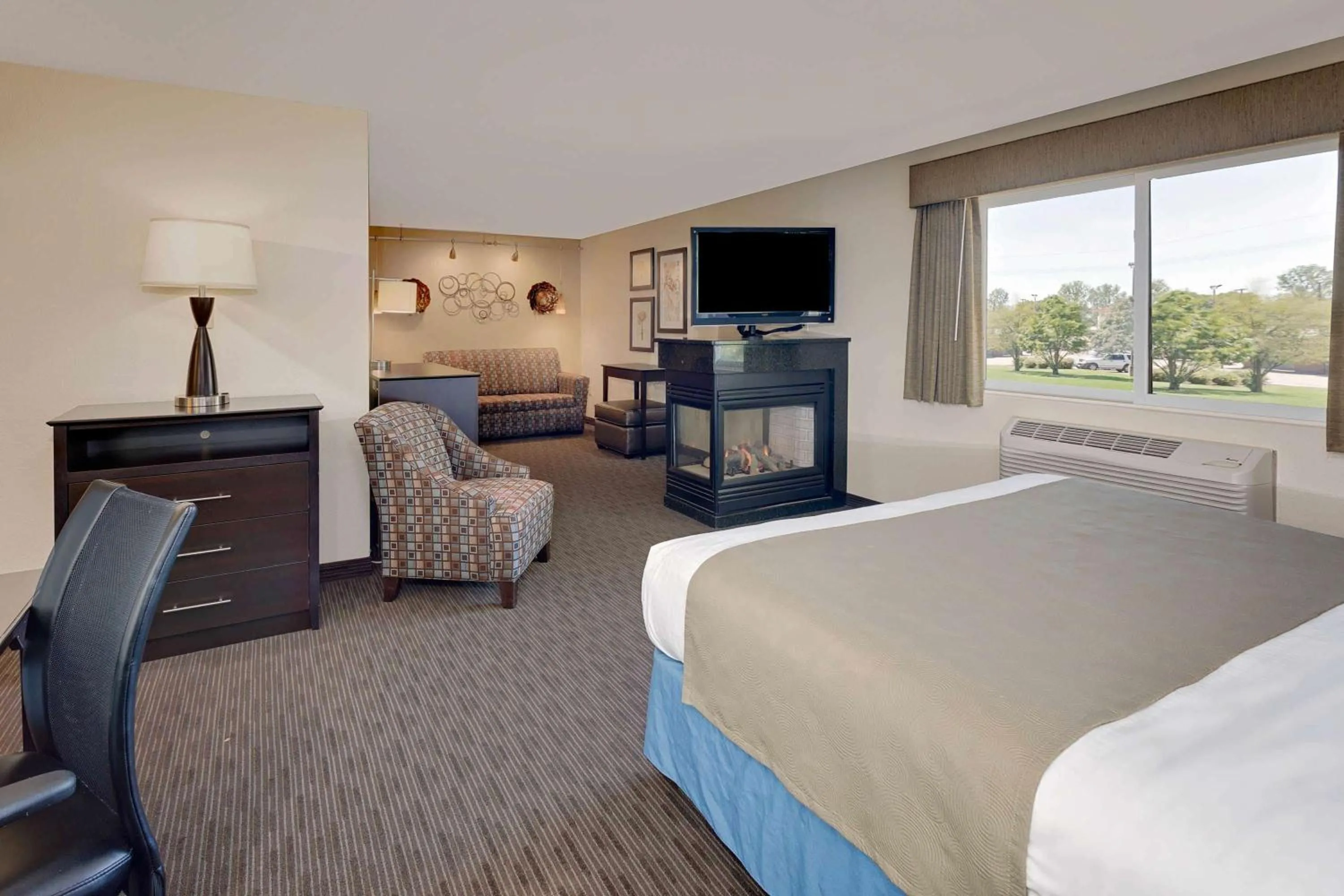 Photo of the whole room, Bed in Baymont by Wyndham Owatonna