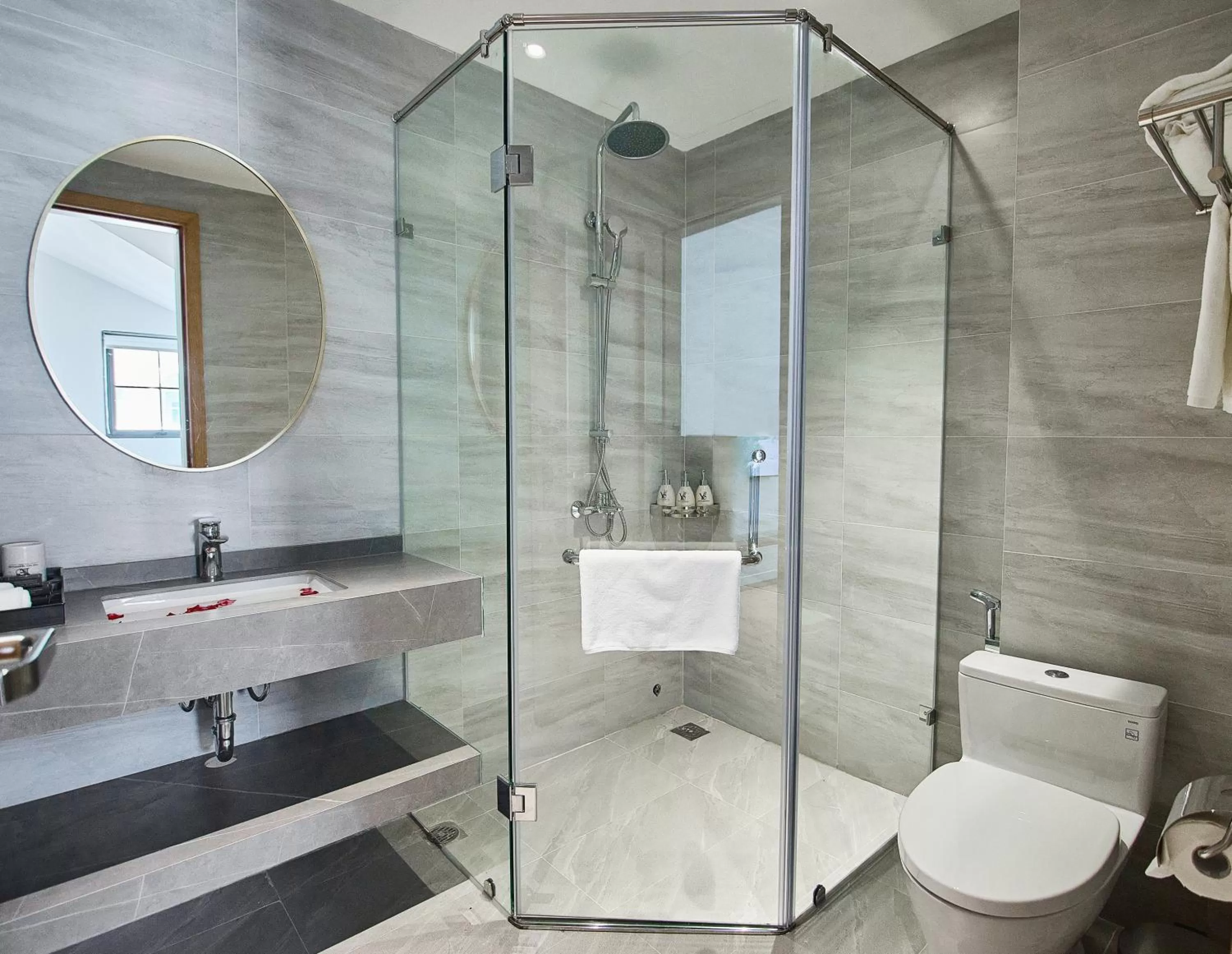 Toilet in The Yen Residences Halong