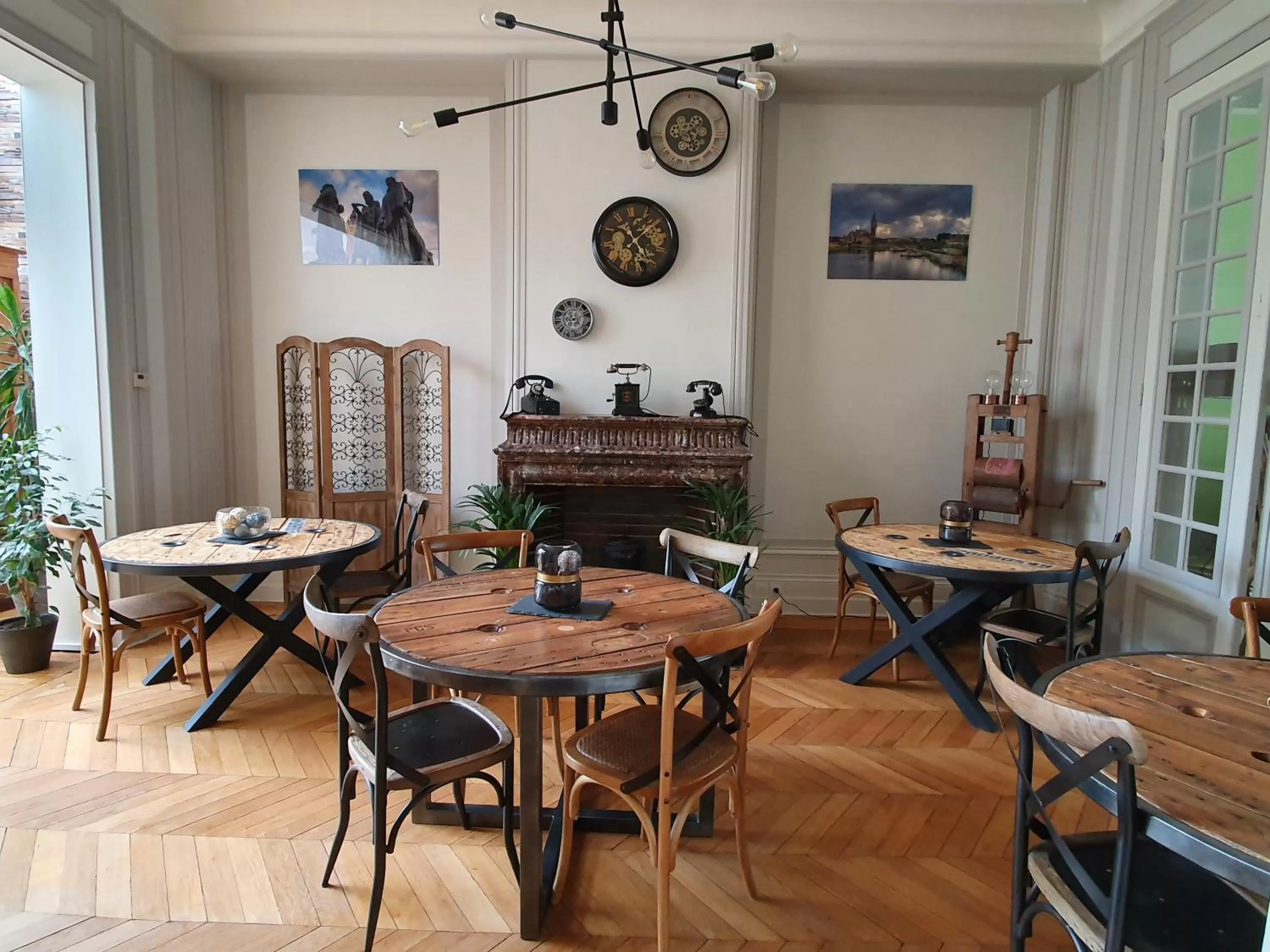 Dining area in B & B Les Secrets des Loges