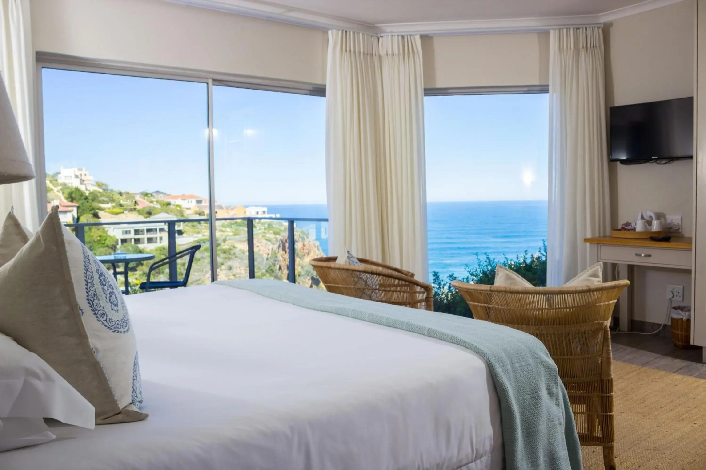 Deluxe Double or Twin Room with Sea View - single occupancy - Knysna Sea Horse in Headlands House Guest Lodge Deluxe Double or Twin Room with Sea View - single occupancy - Knysna Sea Horse in Headlands House Guest Lodge