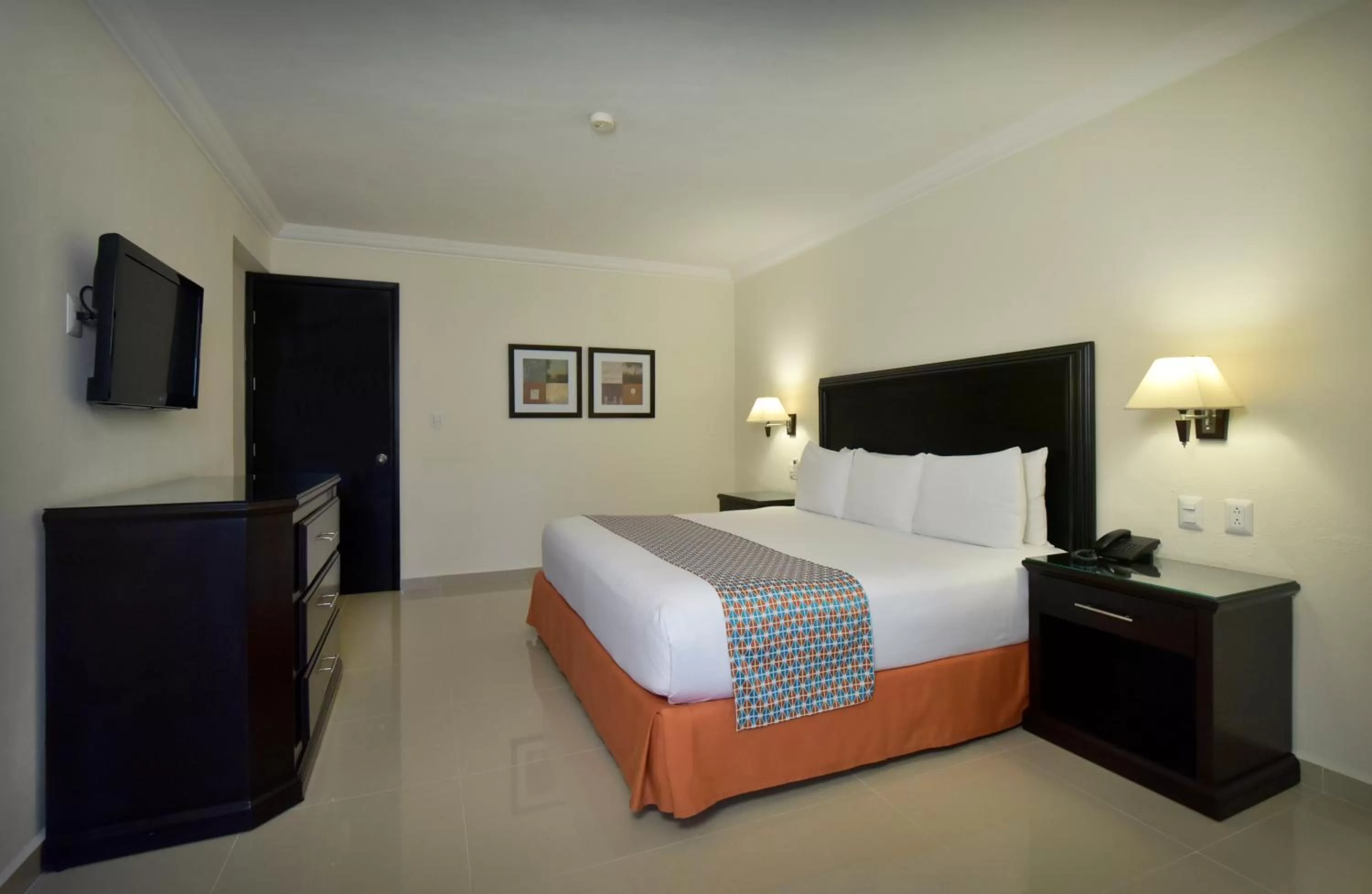 Photo of the whole room, Bed in Hotel Bonampak