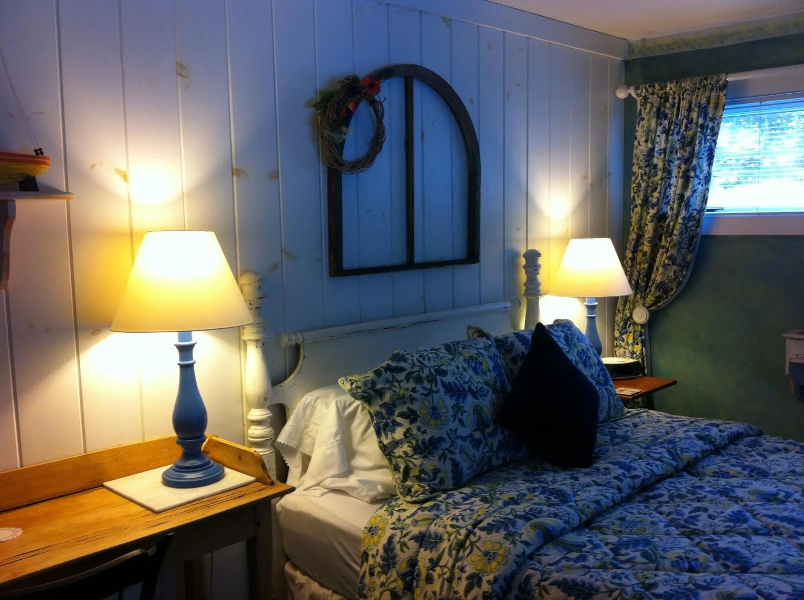 Queen Room with Garden View in Deerhill Inn