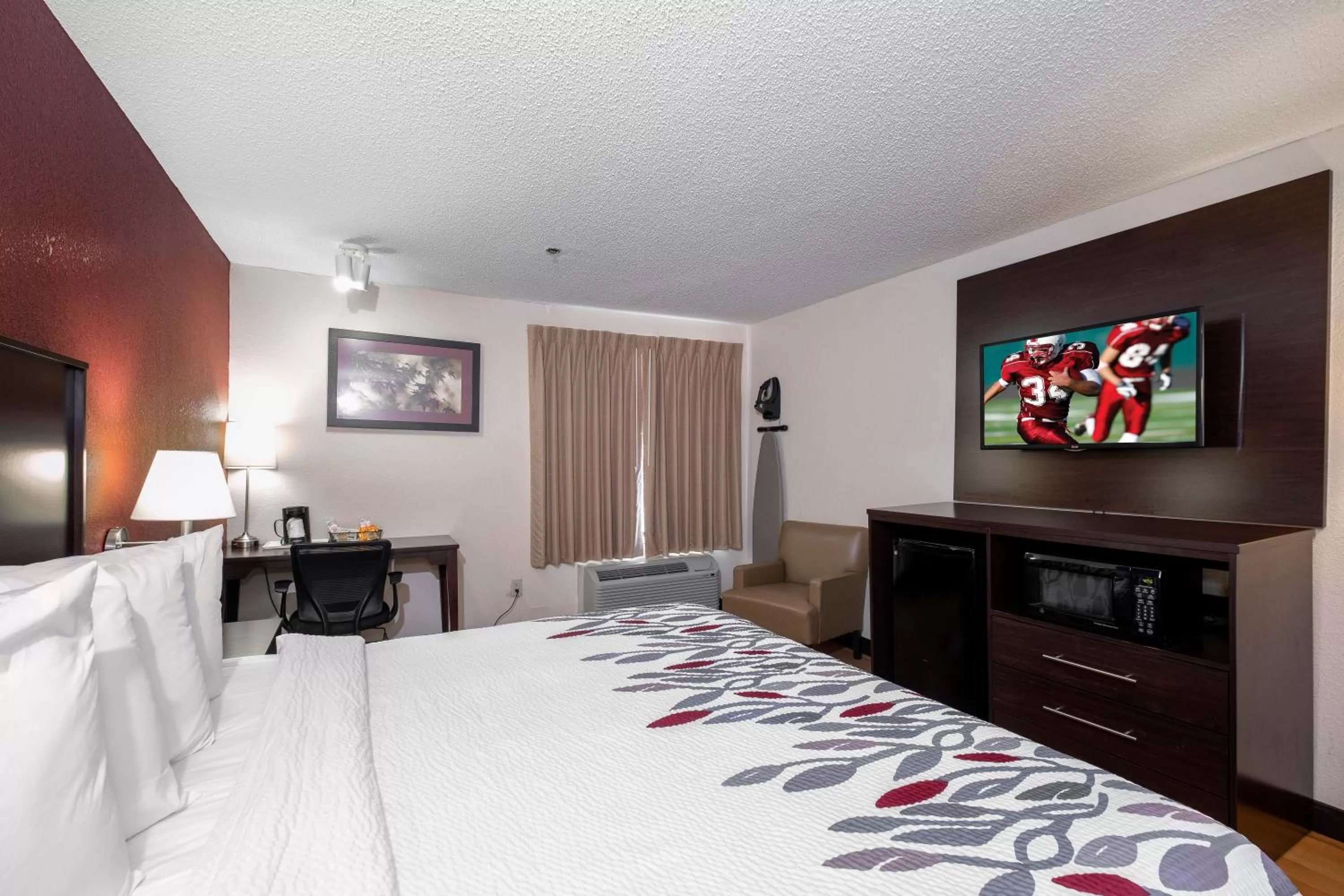 Photo of the whole room, Bed in Red Roof Inn & Suites Dover Downtown