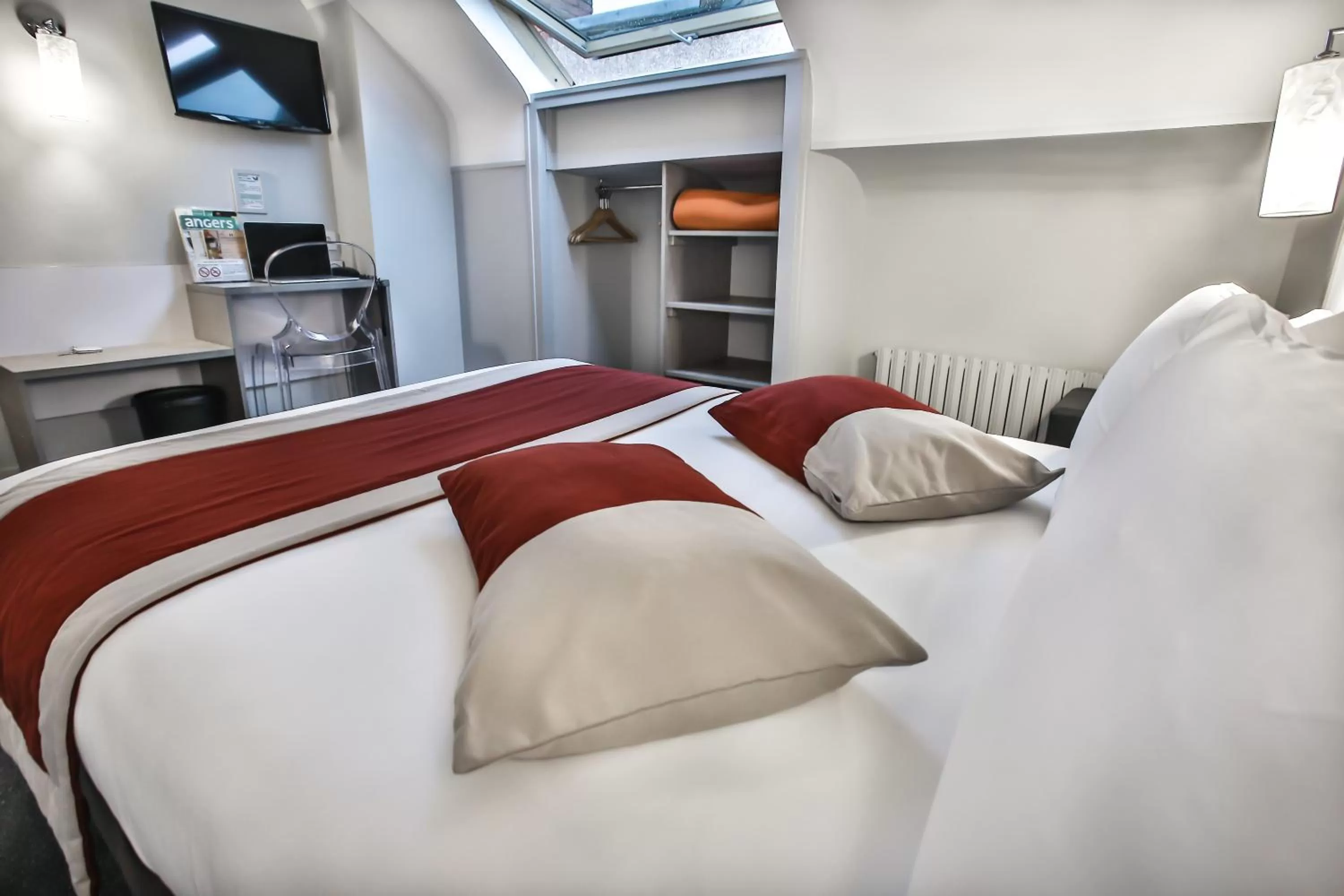 Bedroom, Bed in Hôtel de Champagne