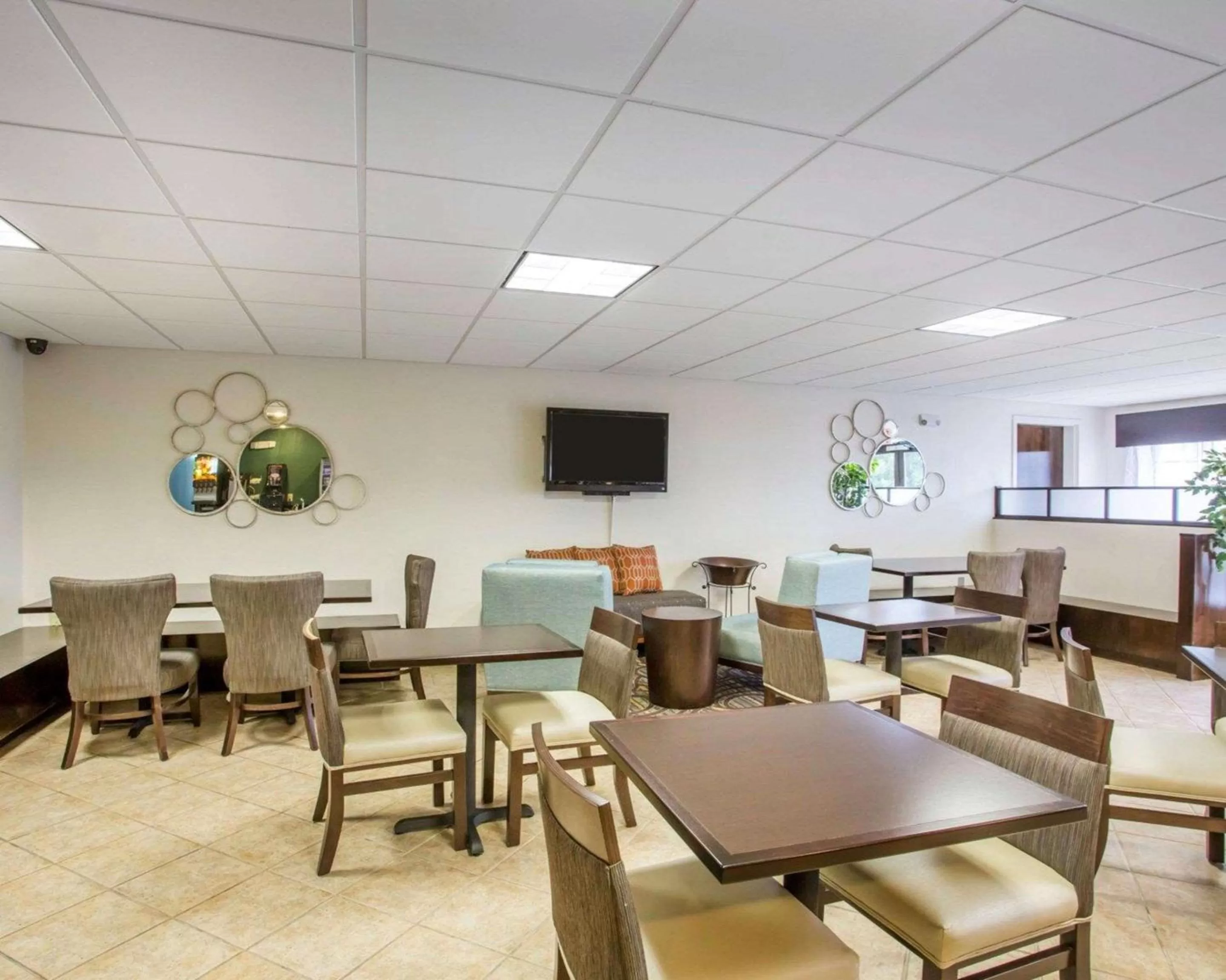 Restaurant/places to eat in Comfort Suites Lebanon