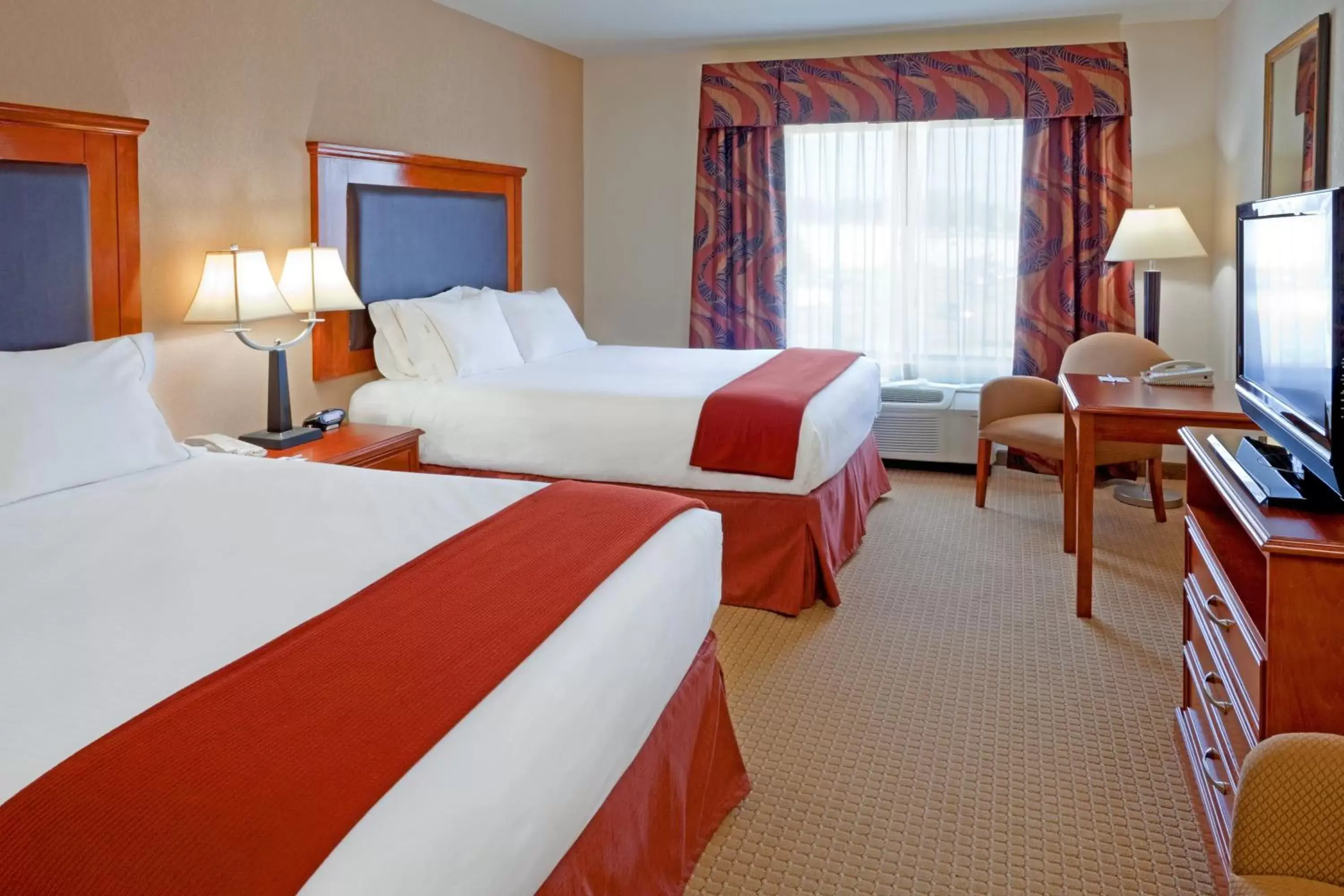 Executive Queen Suite with Jacuzzi in Holiday Inn Express & Suites Albany Airport Area - Latham by IHG Executive Queen Suite with Jacuzzi in Holiday Inn Express & Suites Albany Airport Area - Latham by IHG